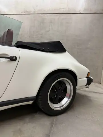 Porsche 911 view 7