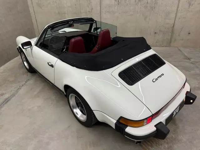 Porsche 911 view 11