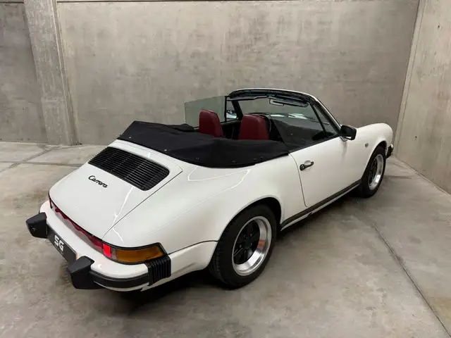 Porsche 911 view 13