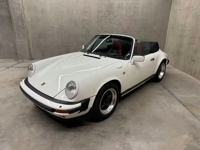 Porsche 911 view 5