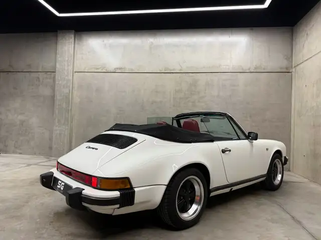 Porsche 911 view 14