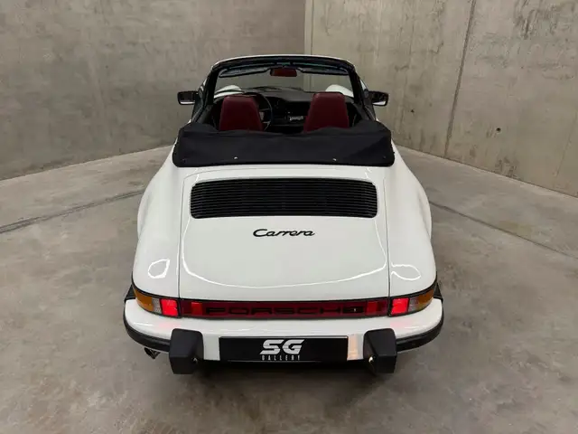 Porsche 911 view 12