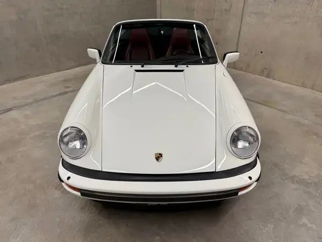 Porsche 911 view 4