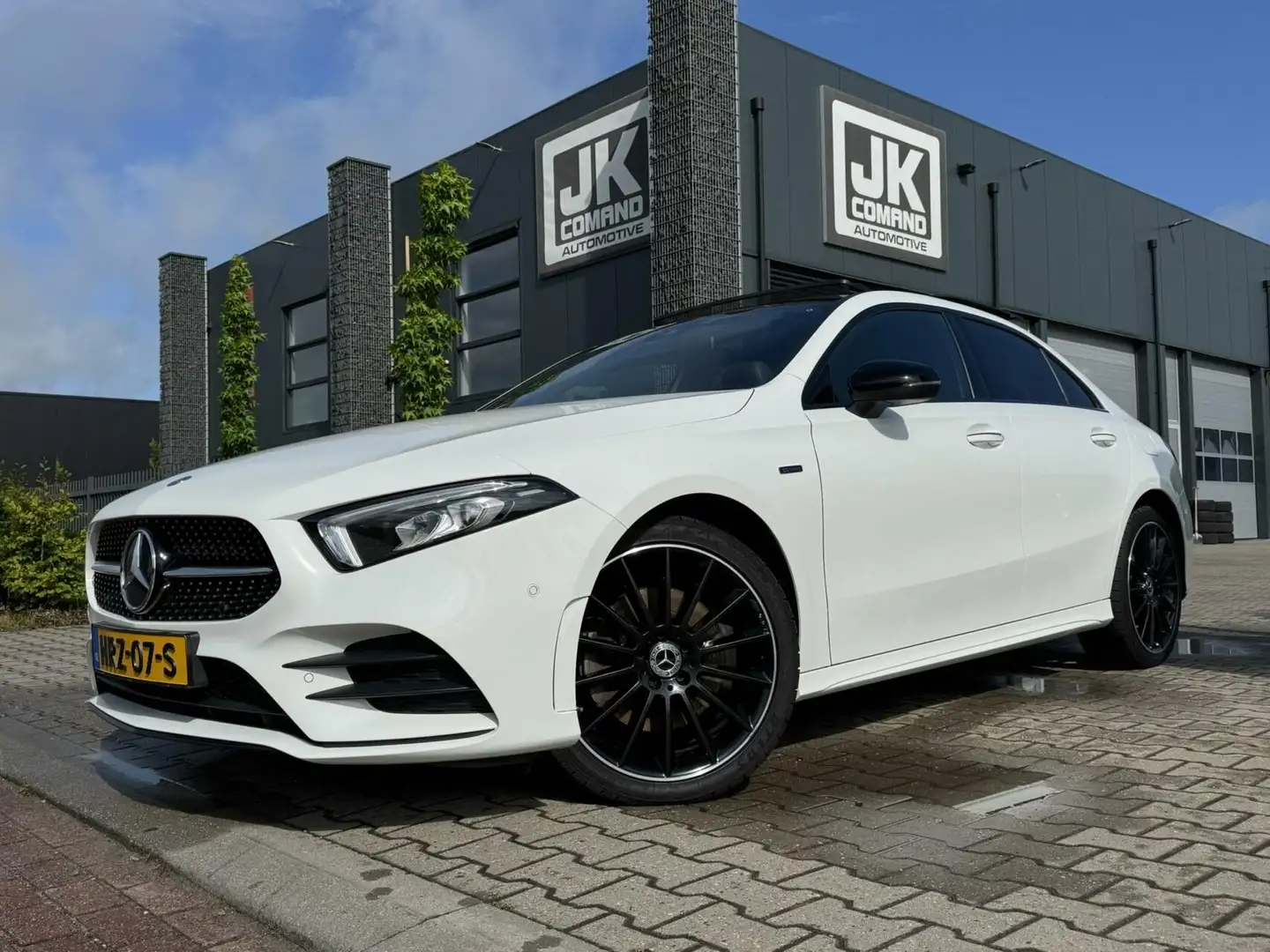 Mercedes-Benz A 250 250e AMG | Pano | Burm | Ambient | Widescreen | Ke Wit - 2