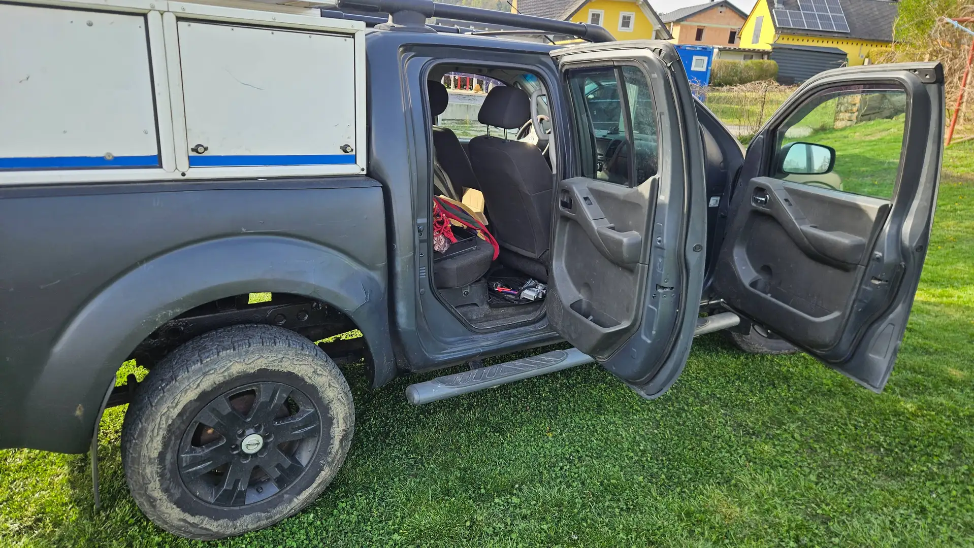 Nissan Navara Double Cab Navara SE 2,5 16V 4x4 SE Grau - 2