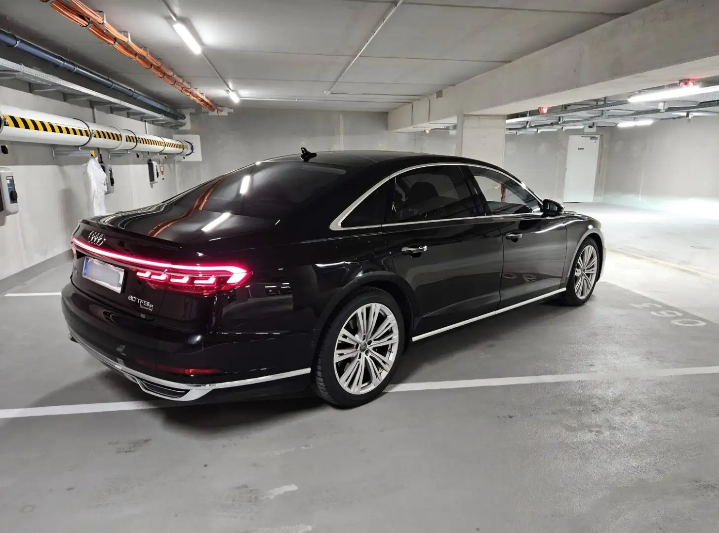 Audi A8 Lang 60 TFSI e PHEV quattro Schwarz - 2