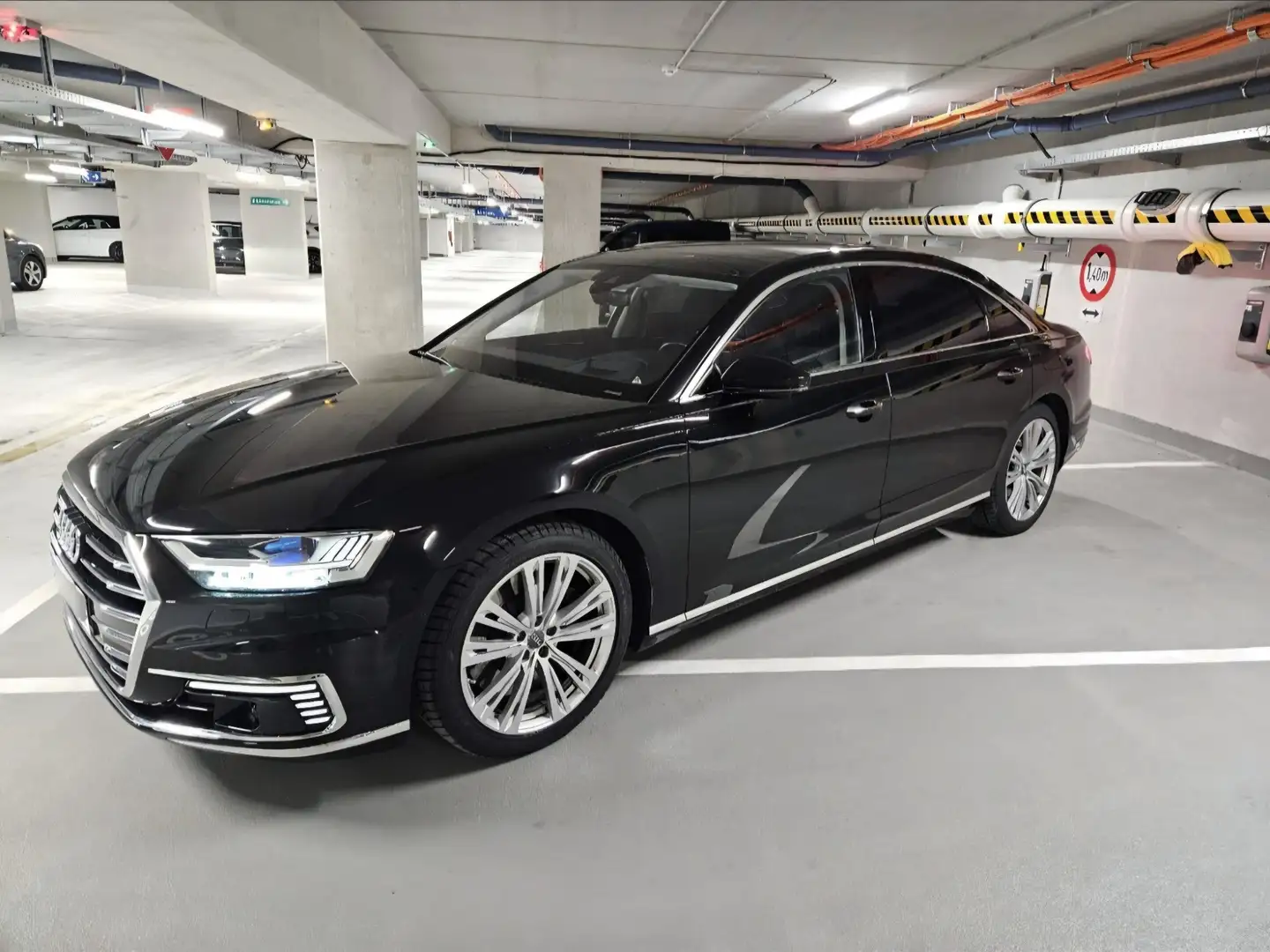 Audi A8 Lang 60 TFSI e PHEV quattro Schwarz - 1