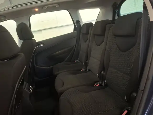 Peugeot 308 view 9