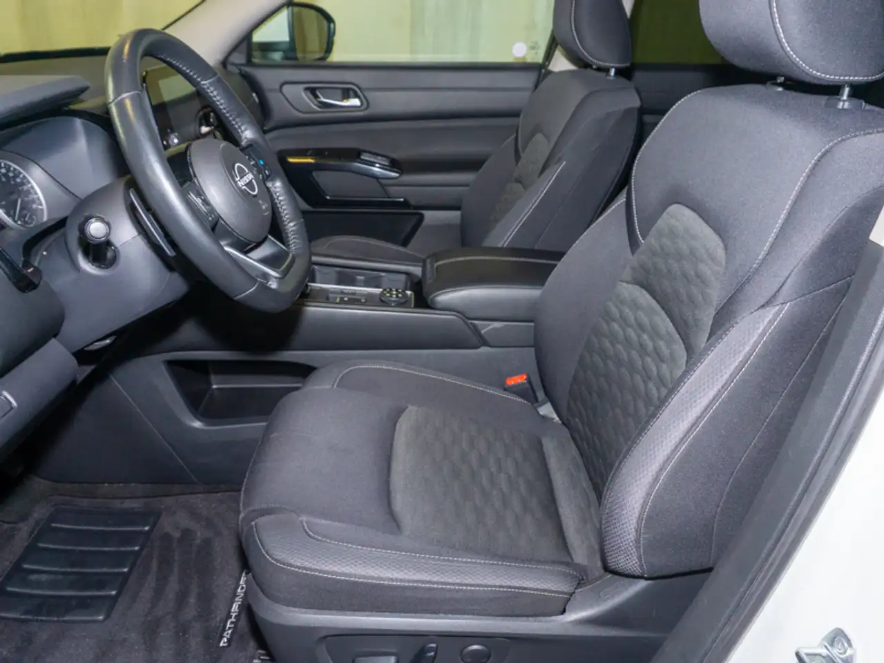 Nissan Pathfinder снимка Nissan Pathfinder