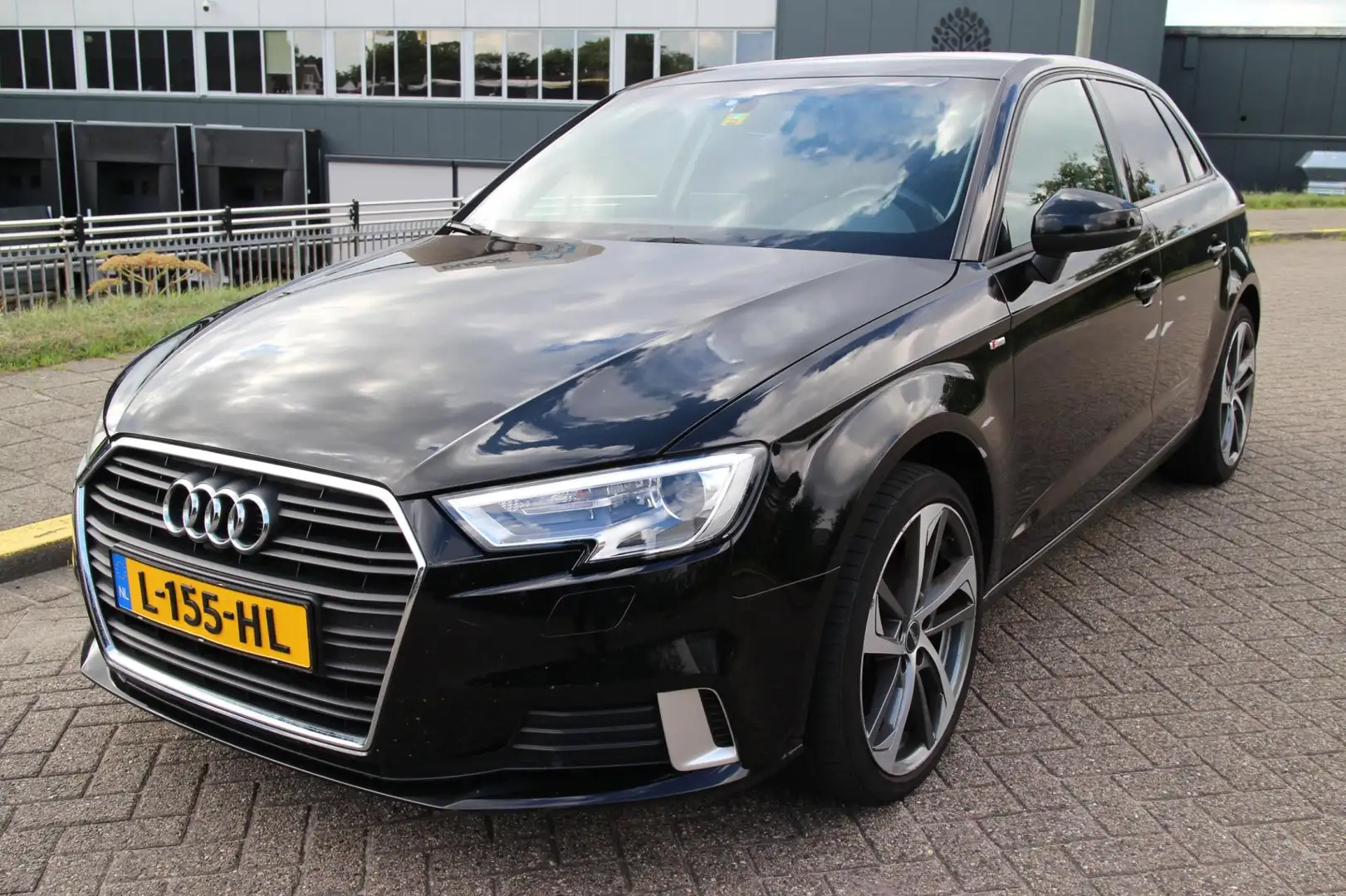 Audi A3 Sportback 1.0 TFSI Pro Line Zwart - 2