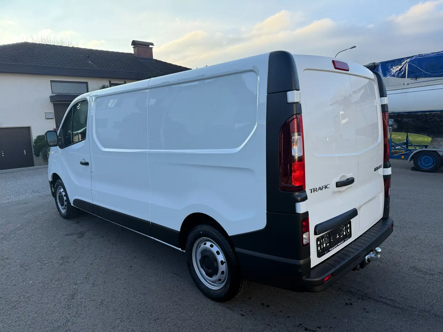 Renault Trafic Kastenwagen L2H1 3,0t Blue dCi 130 AHK Holzboden Alb - 2