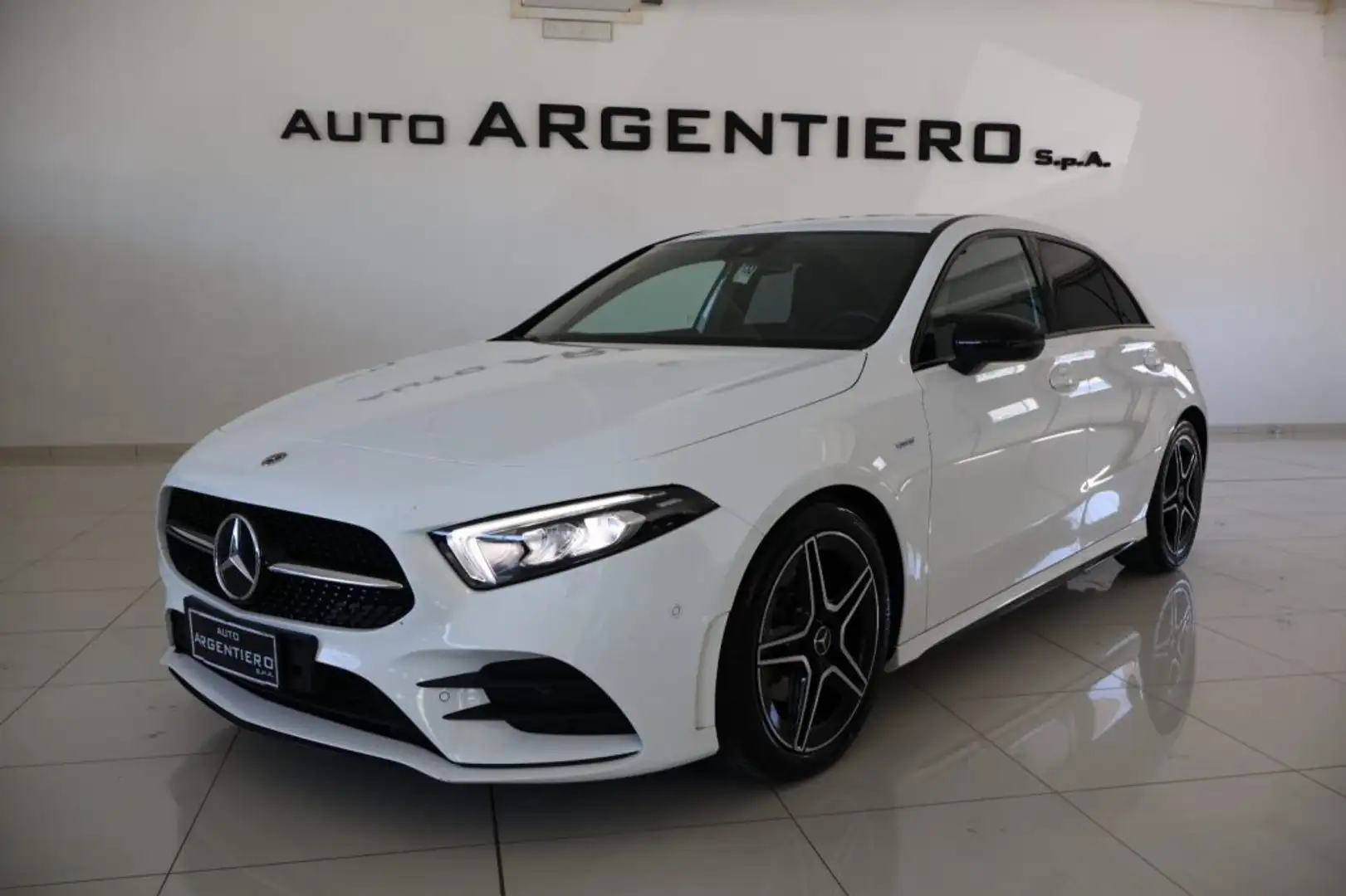 Mercedes-Benz A 200 d Automatic Premium NIGHT EDITION AMG Biały - 1