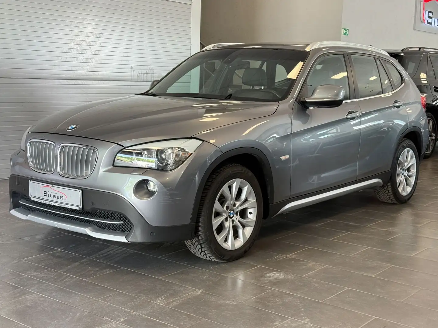 BMW X1 xDrive 23d Aut./Panorama/Navi/Xenon/AHK Gris - 1