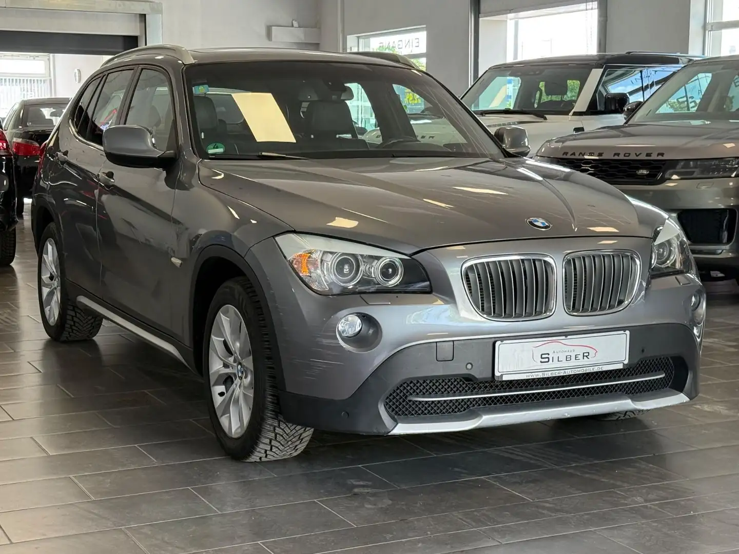 BMW X1 xDrive 23d Aut./Panorama/Navi/Xenon/AHK Gris - 2