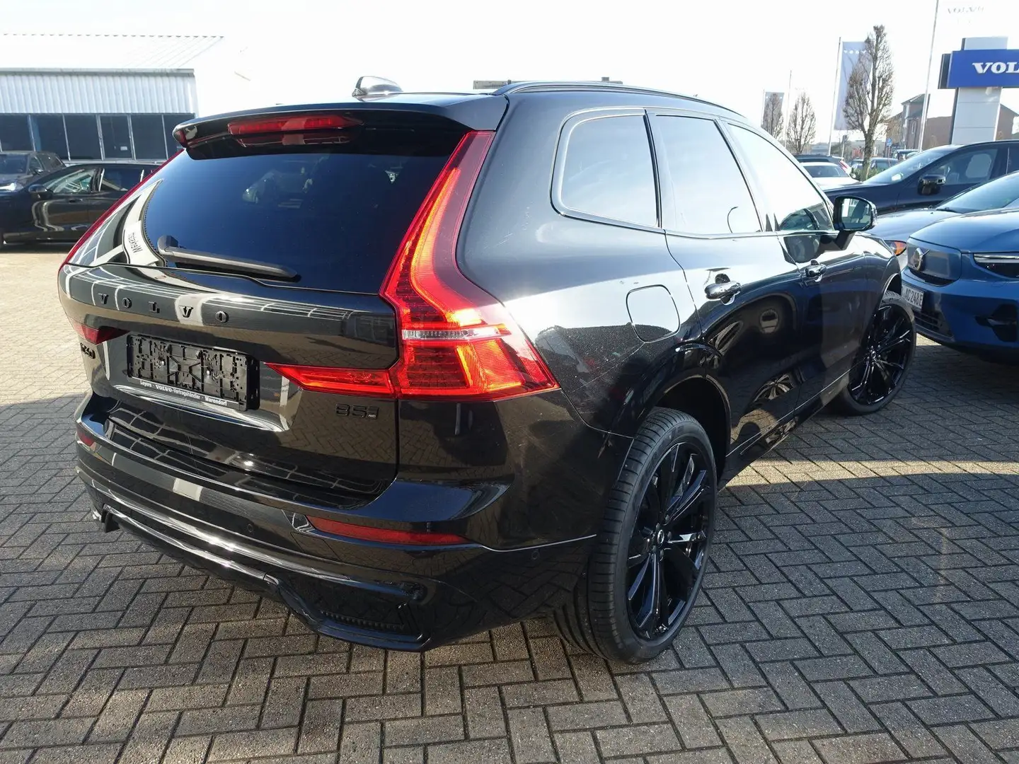 Volvo XC60 Black Edition Plus B5 AWD/Pano/H&K/360°/BLS Schwarz - 2