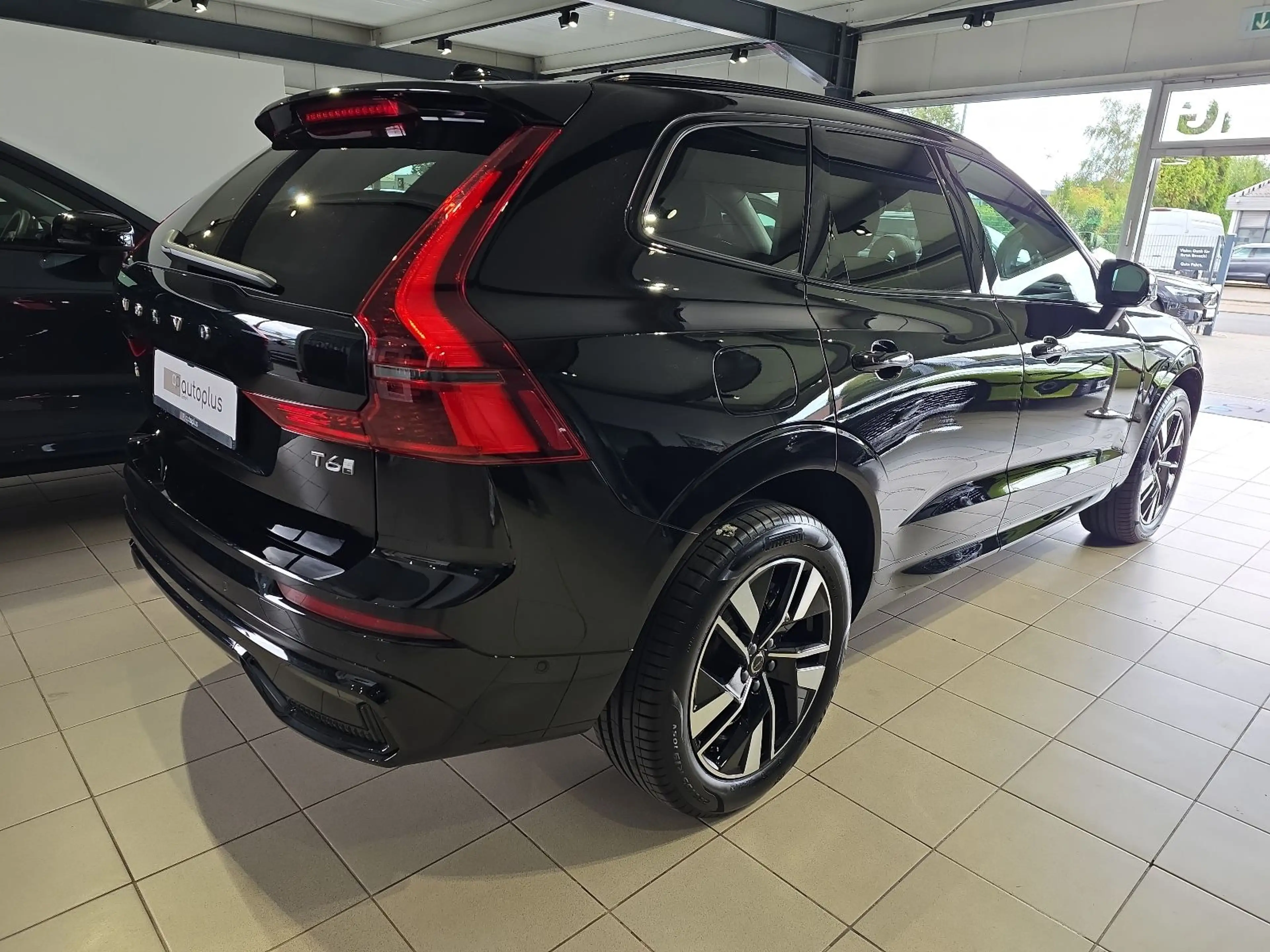Volvo XC60 T6 Plus Dark Recharge AWD Lagom Pano HUD — photo 6