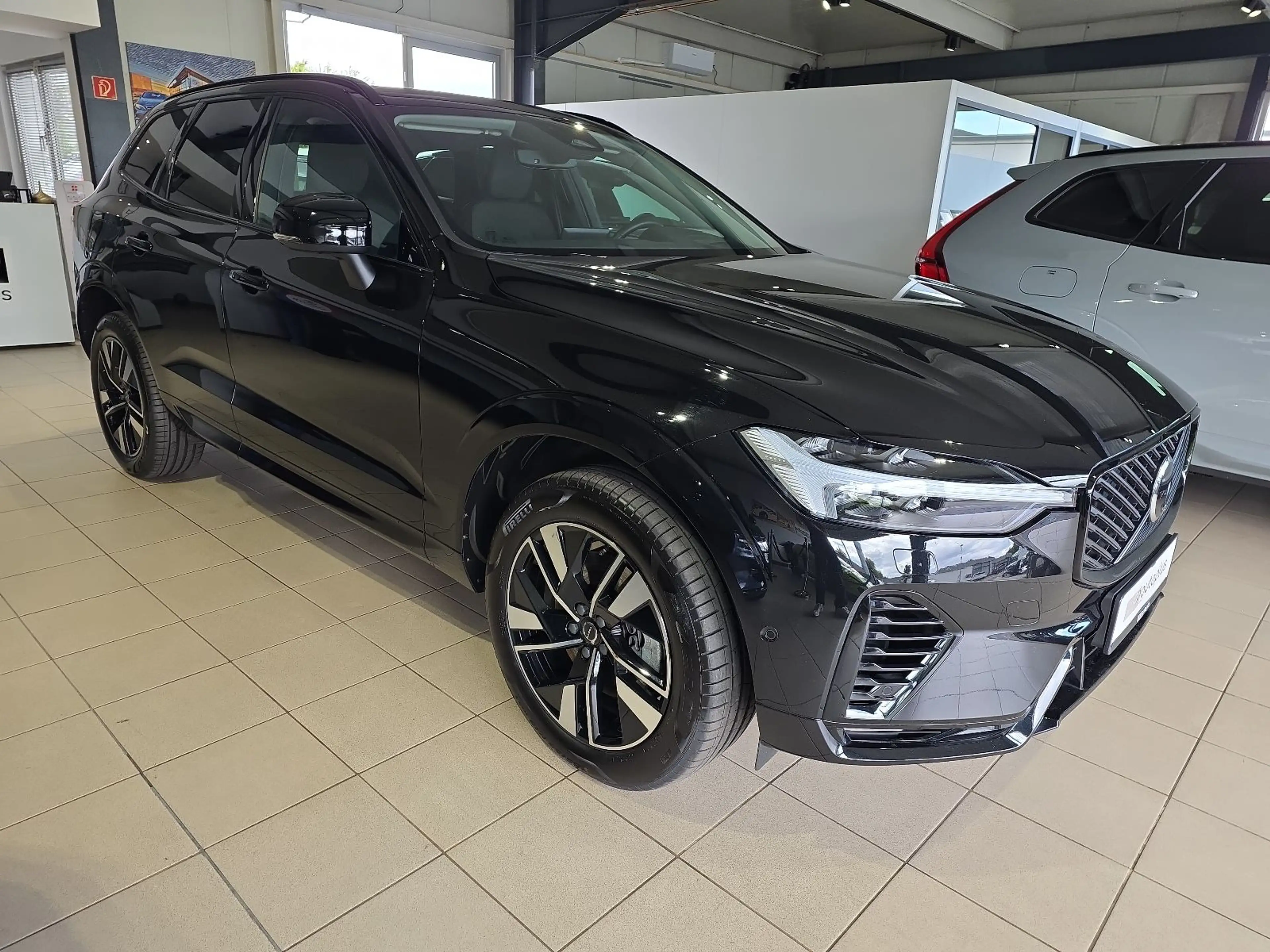 Volvo XC60 T6 Plus Dark Recharge AWD Lagom Pano HUD — photo 5