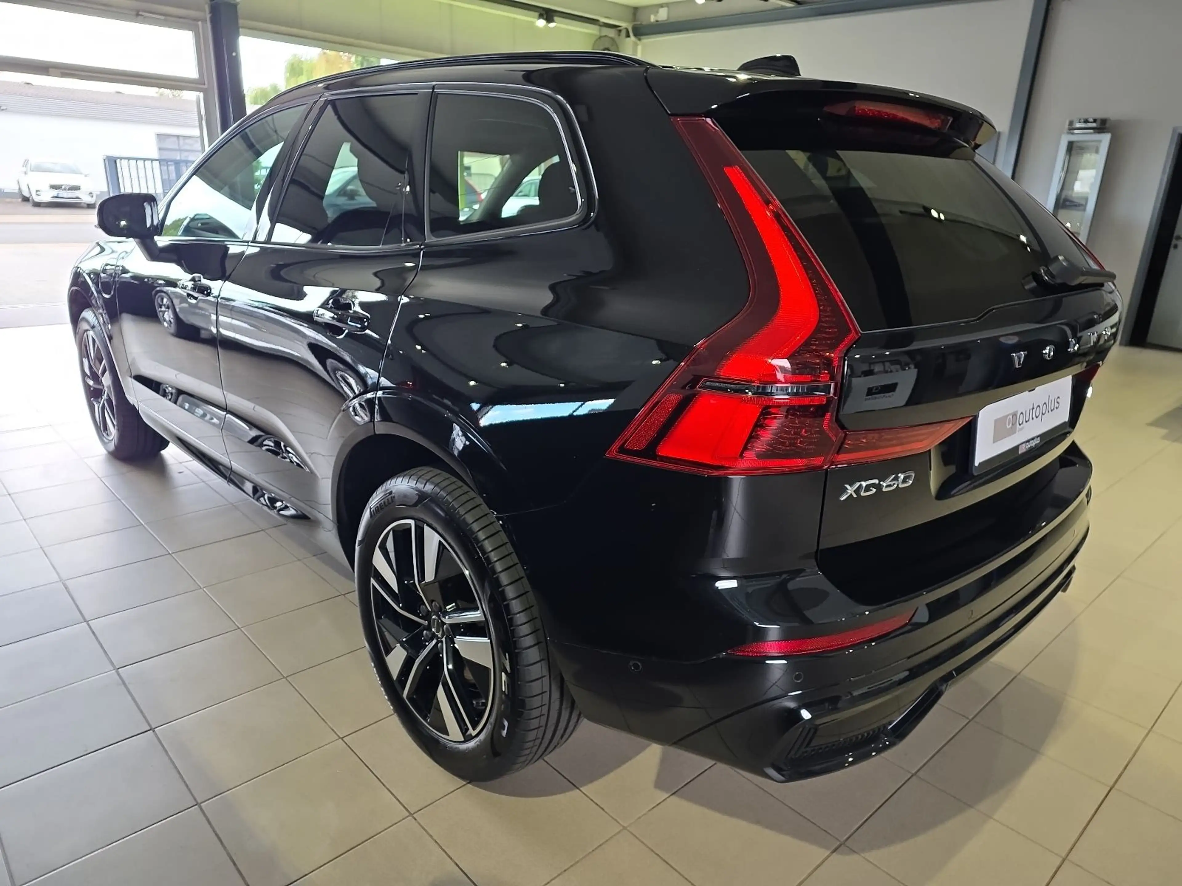 Volvo XC60 T6 Plus Dark Recharge AWD Lagom Pano HUD — photo 10