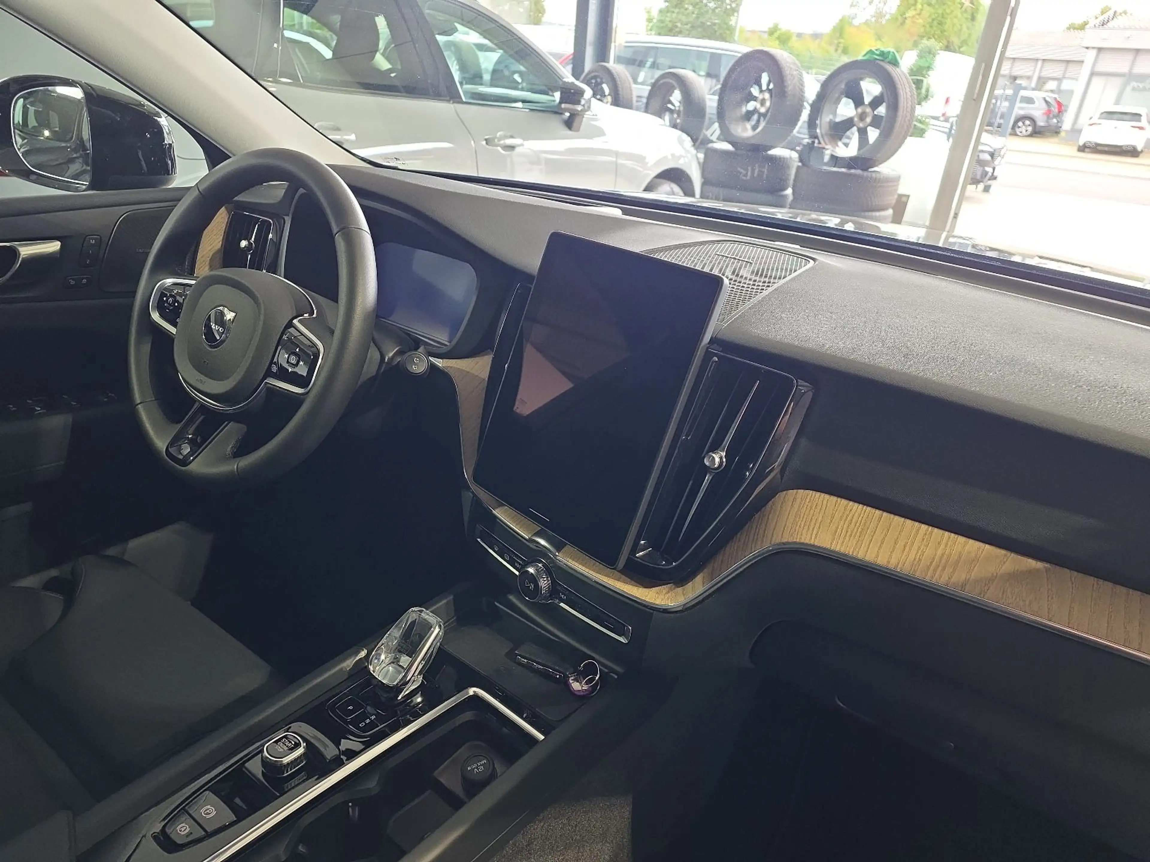 Volvo XC60 T6 Plus Dark Recharge AWD Lagom Pano HUD — photo 12