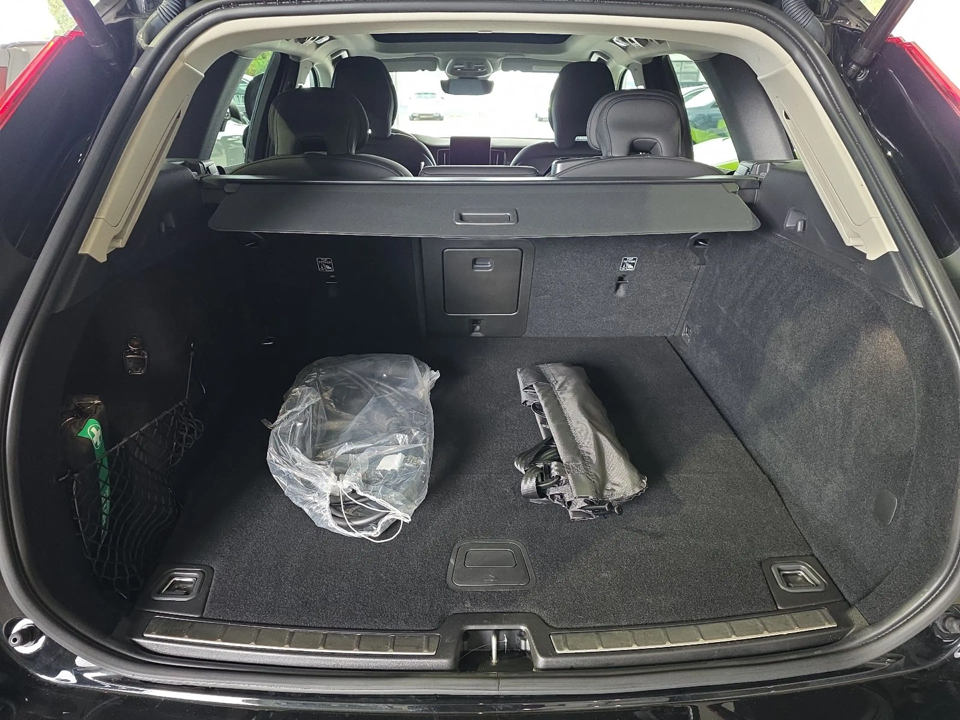 Volvo XC60 T6 Plus Dark Recharge AWD Lagom Pano HUD — photo 14