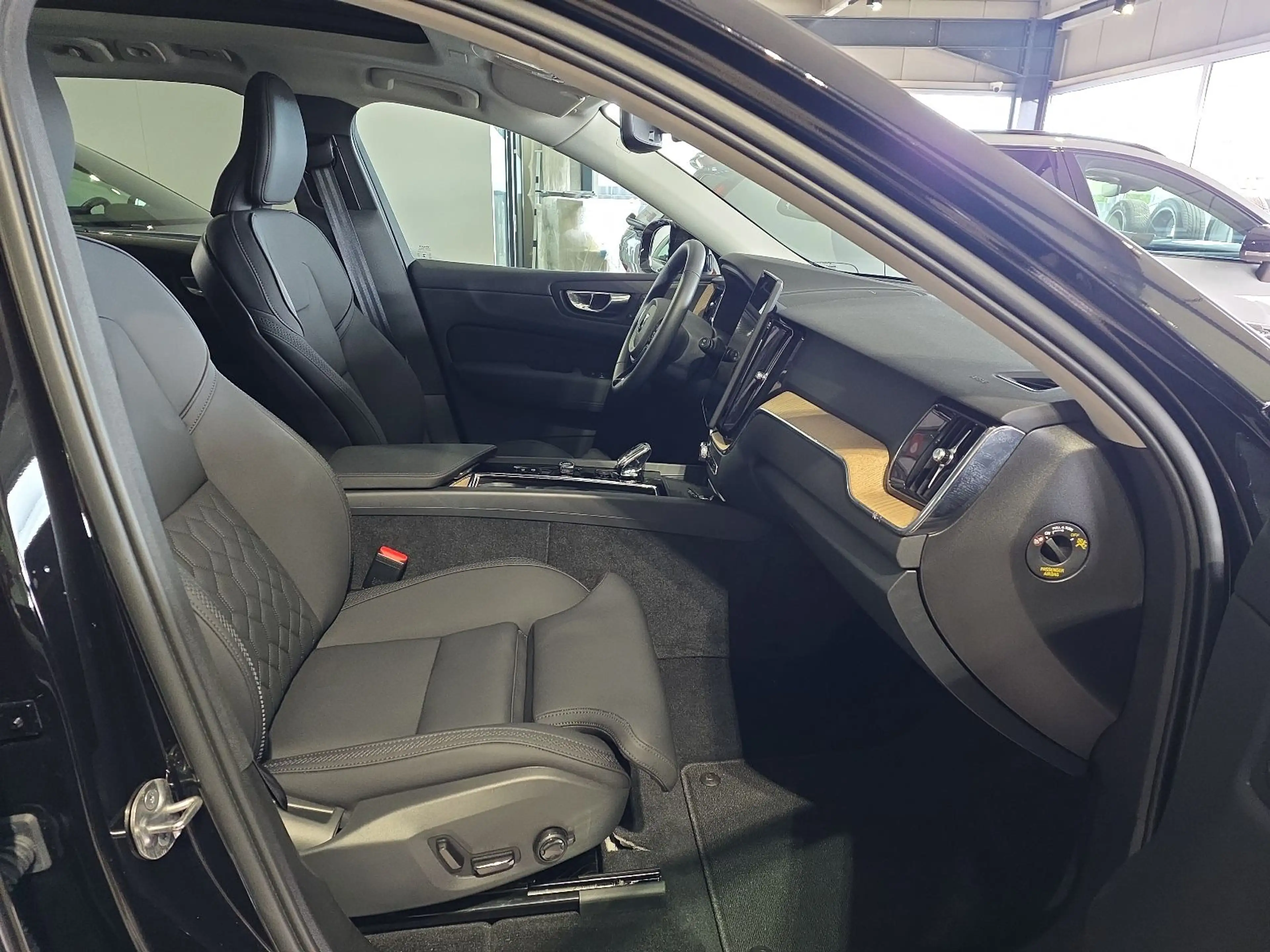 Volvo XC60 T6 Plus Dark Recharge AWD Lagom Pano HUD — photo 11
