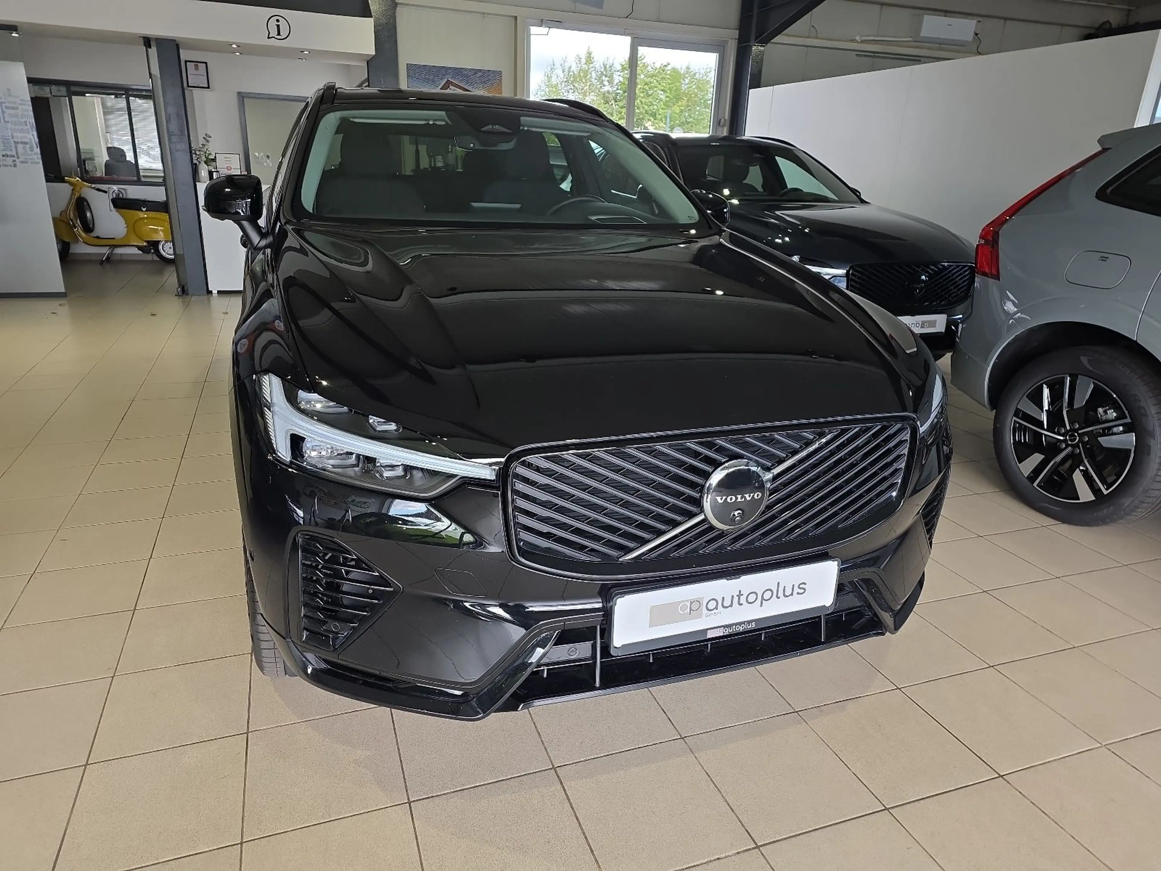 Volvo XC60 T6 Plus Dark Recharge AWD Lagom Pano HUD — photo 4