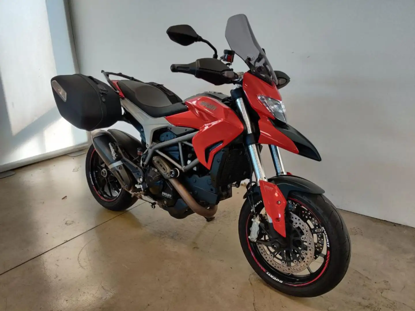 Ducati Hyperstrada 821 RED Rosso - 2