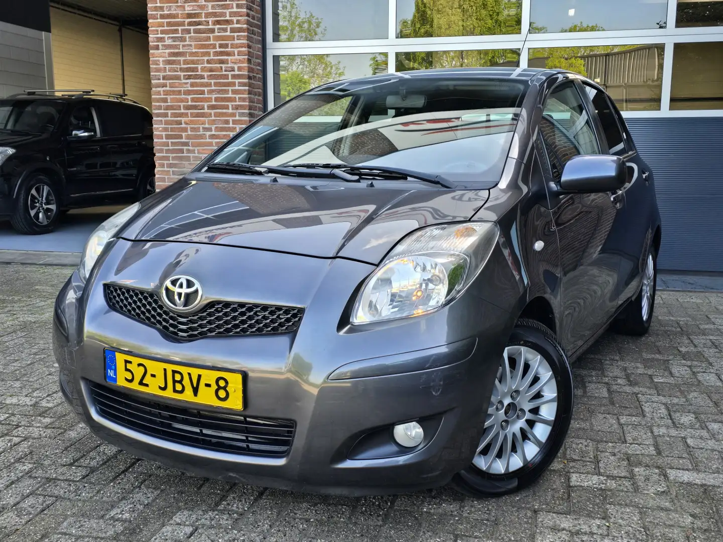 Toyota Yaris 1.3 VVTi Dynamic 5DR |Nap |Airco |Dealer onderhoud Grau - 1