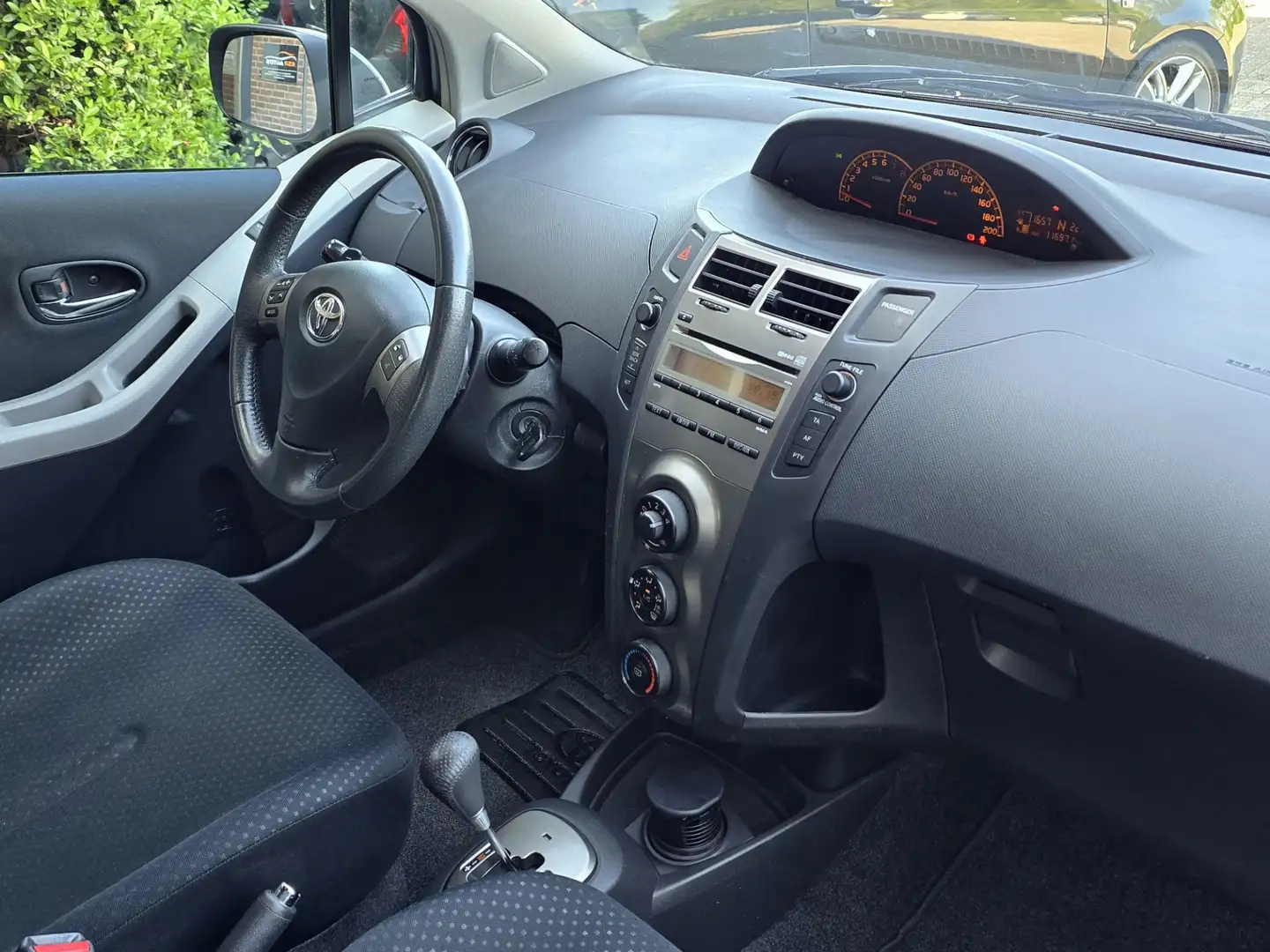 Toyota Yaris 1.3 VVTi Dynamic 5DR |Nap |Airco |Dealer onderhoud Grau - 2