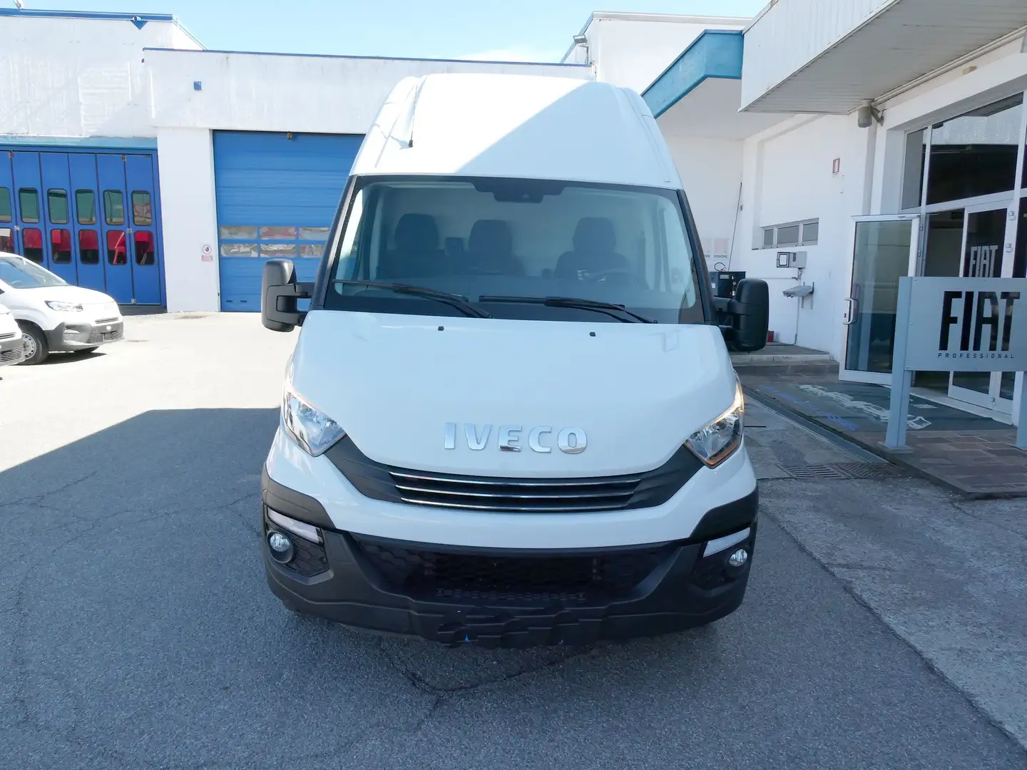 Iveco Daily 35S16 Hi-Matic furgone 3520L h3 Bianco - 2
