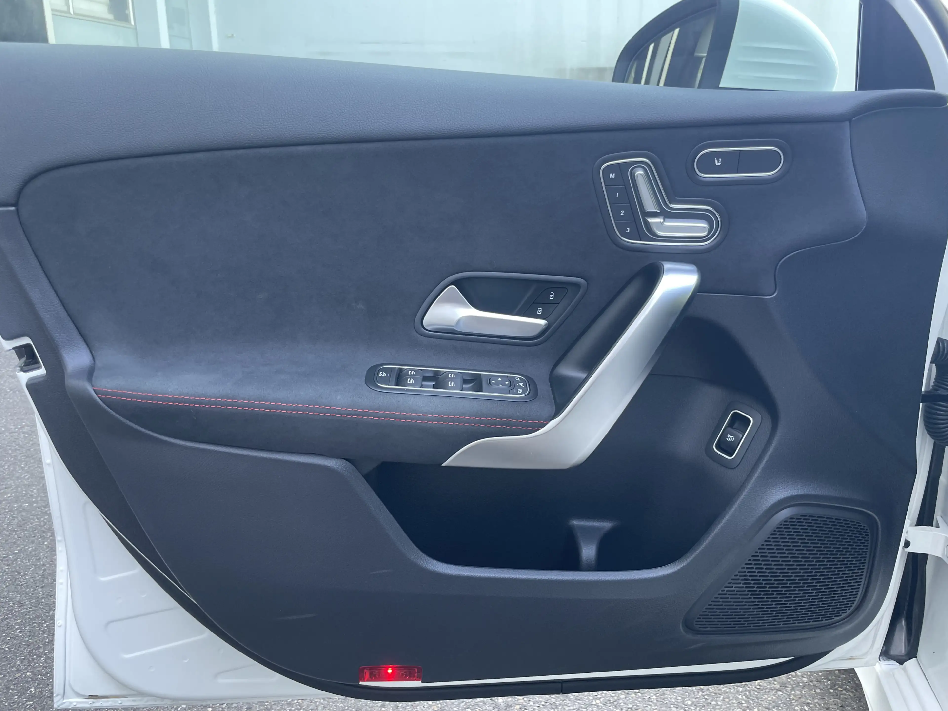 Mercedes-Benz A 35 AMG Limousine Multibeam MBUX Kamera Keyless — photo 11