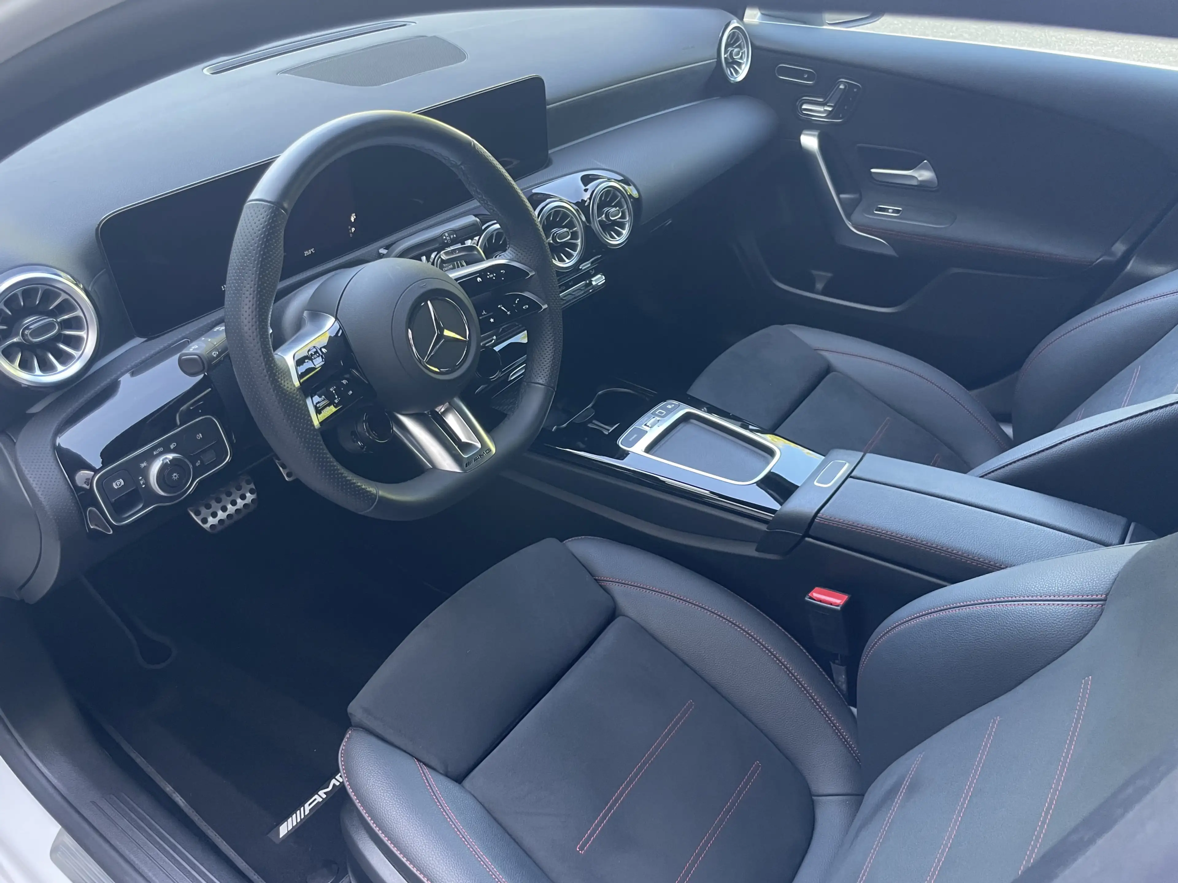 Mercedes-Benz A 35 AMG Limousine Multibeam MBUX Kamera Keyless — photo 12