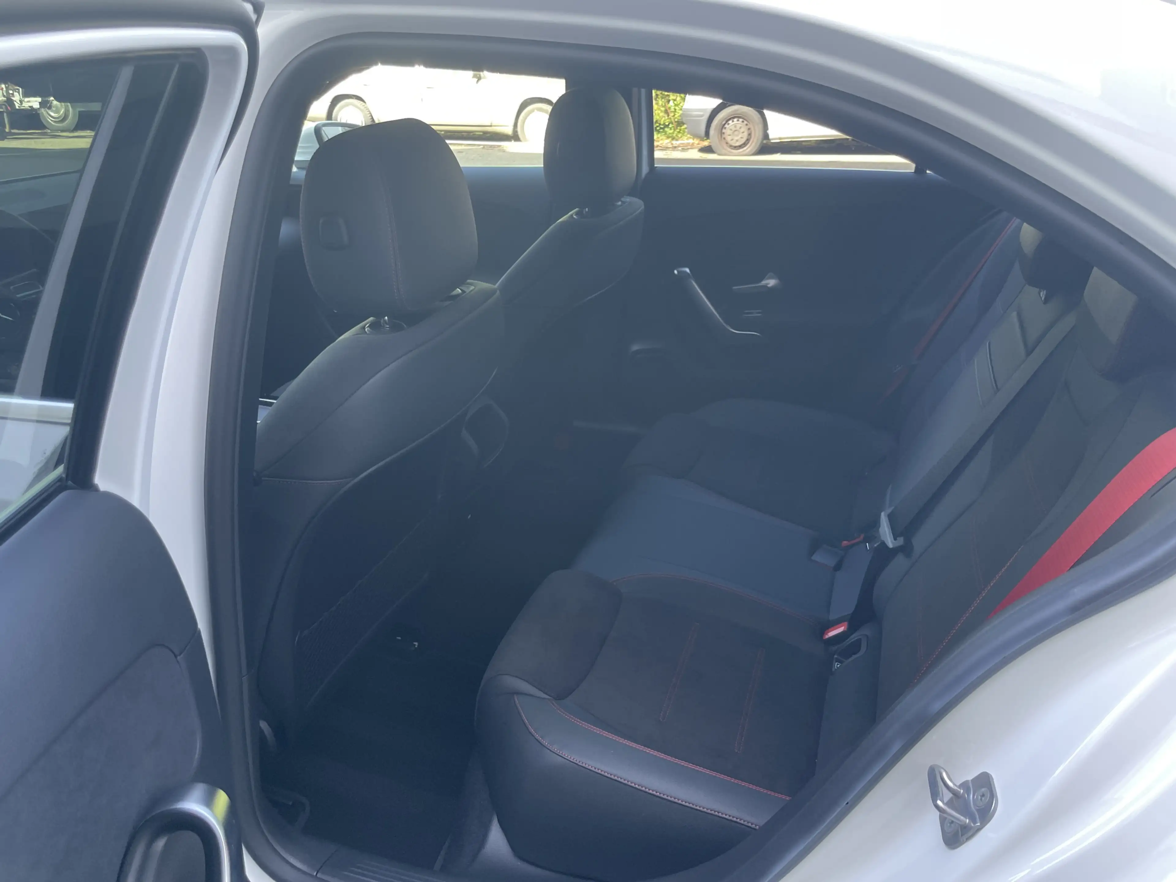 Mercedes-Benz A 35 AMG Limousine Multibeam MBUX Kamera Keyless — photo 14