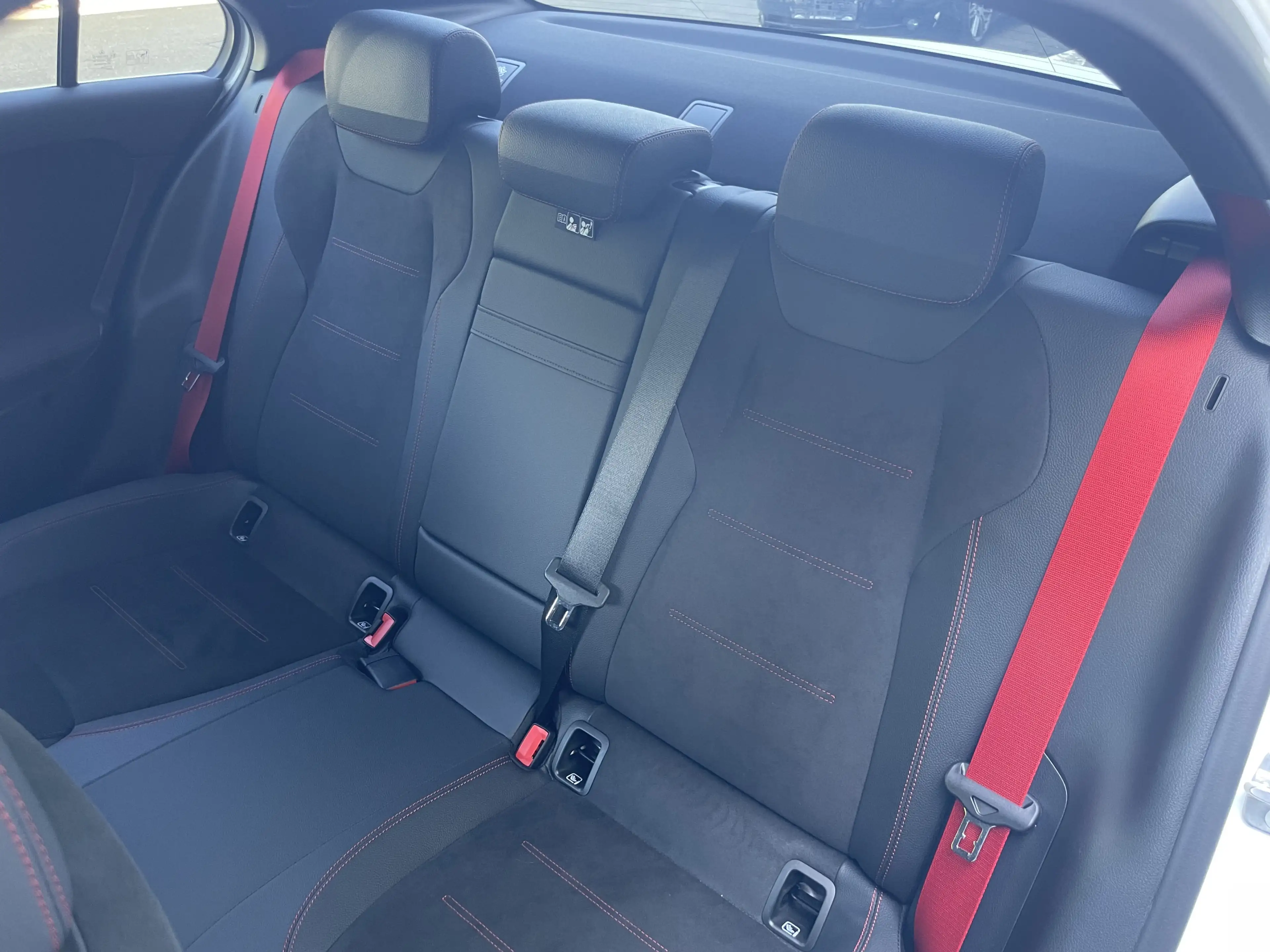 Mercedes-Benz A 35 AMG Limousine Multibeam MBUX Kamera Keyless — photo 15
