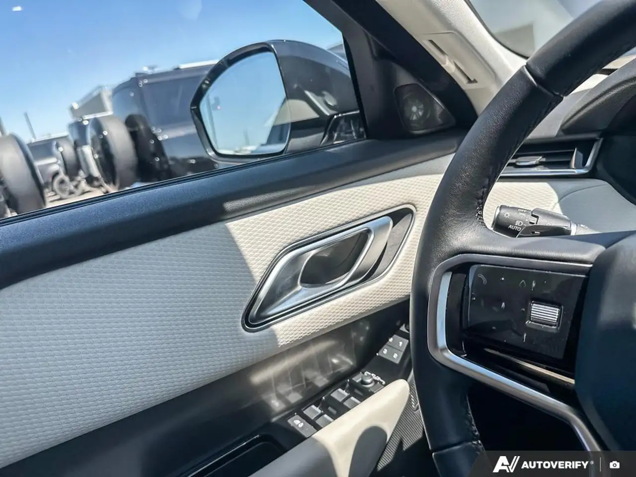 Land Rover Range Rover Velar photo Land Rover Range Rover Velar