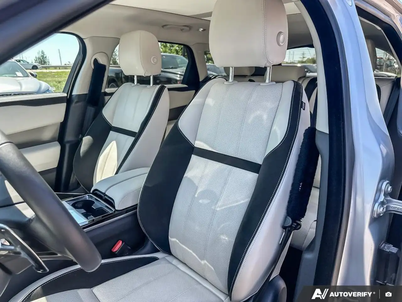 Land Rover Range Rover Velar photo Land Rover Range Rover Velar