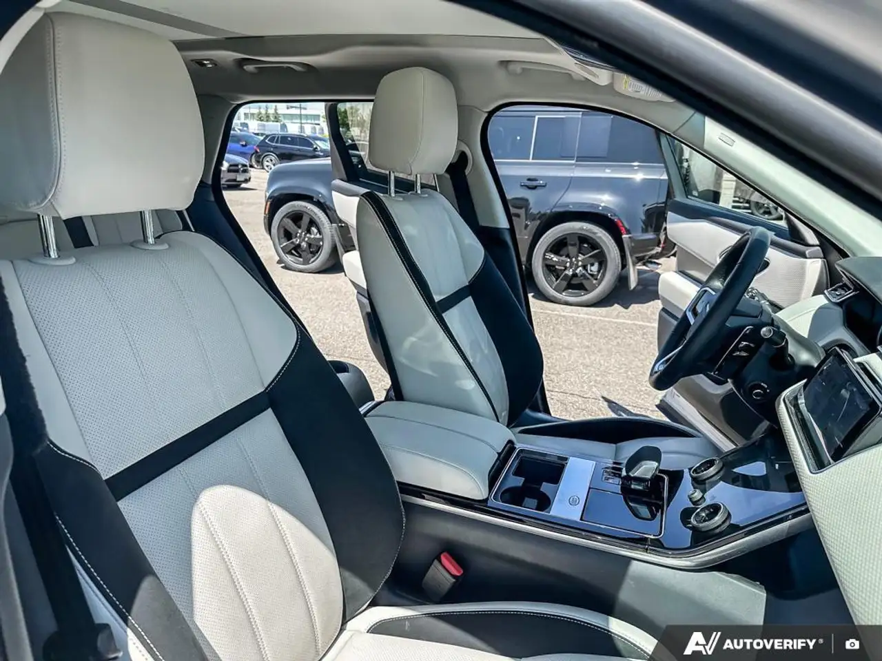 Land Rover Range Rover Velar photo Land Rover Range Rover Velar