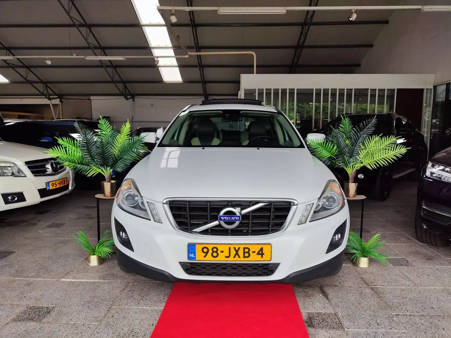 Volvo XC60 2.4 D5 AWD PANO NAVI BLIS FULL! Weiß - 1