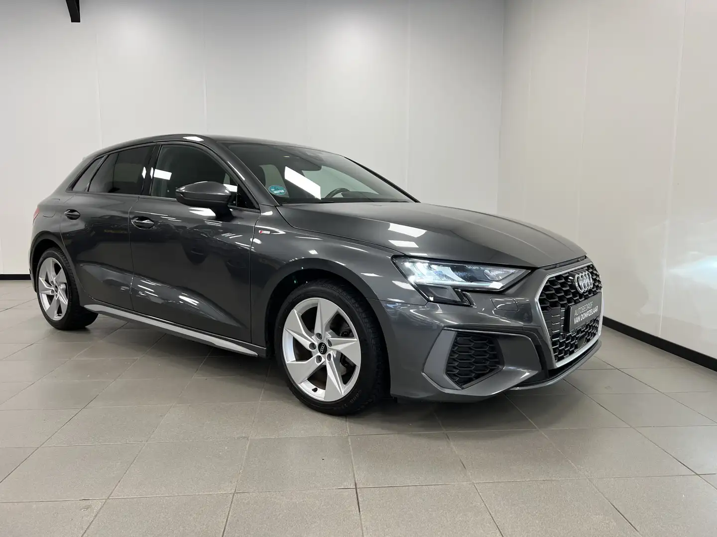 Audi A3 Sportback 30 TFSI S -LINE / AUTOMAAT / NAVI / PDC Grijs - 2