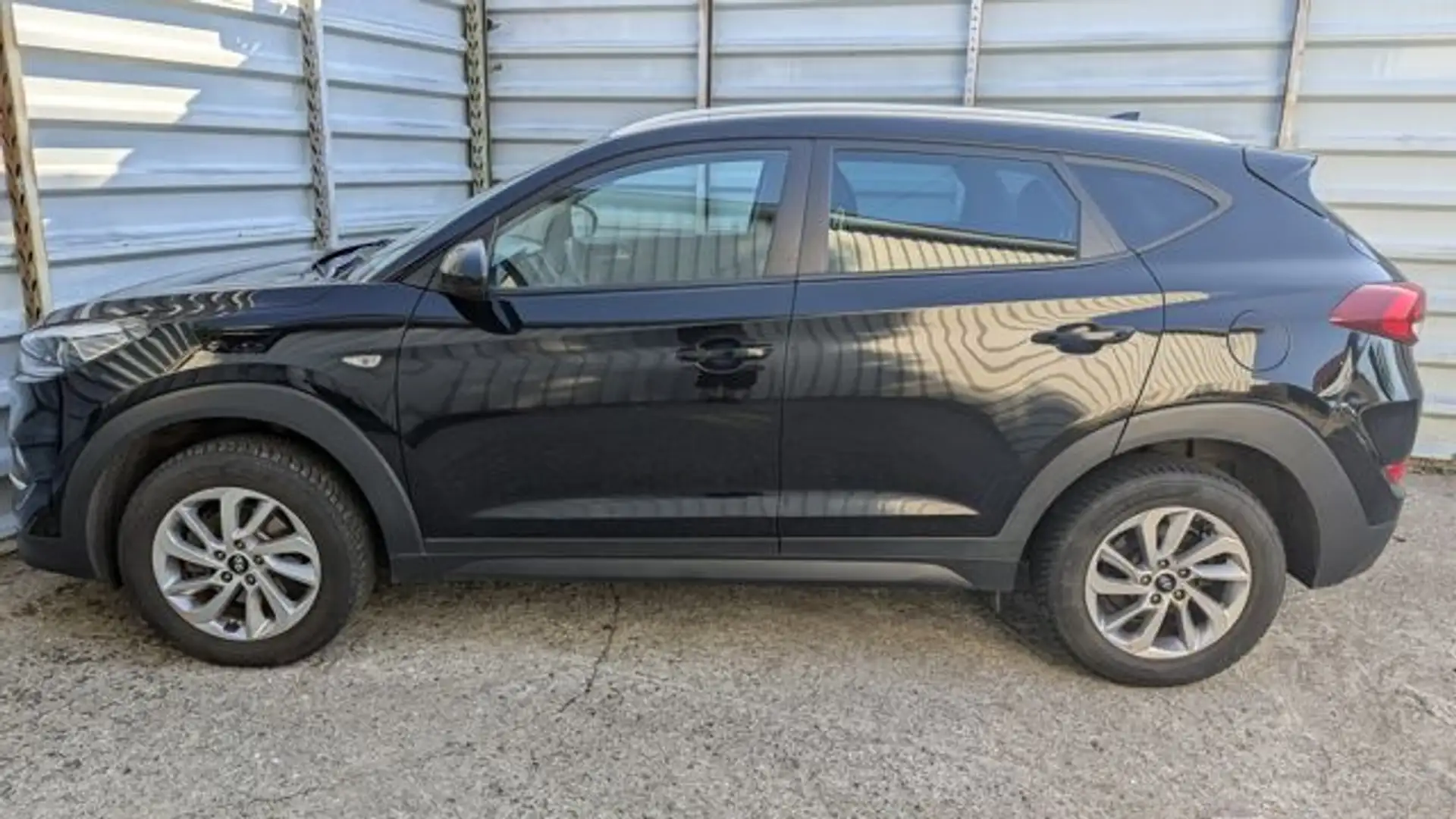 Hyundai TUCSON Tucson 1.6*Leder*Nichtraucher*1 Hand*TÜV:NEU* Schwarz - 2
