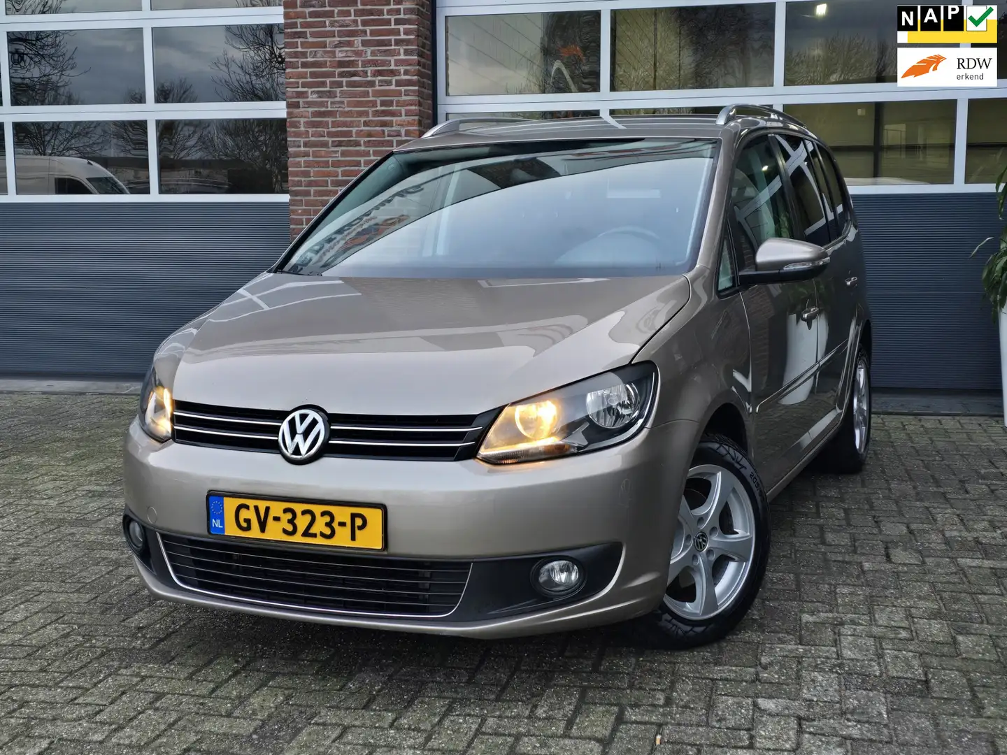 Volkswagen Touran 1.6 TDI Highline BlueMotion 7p. DSG|Clima |Navi Grijs - 1