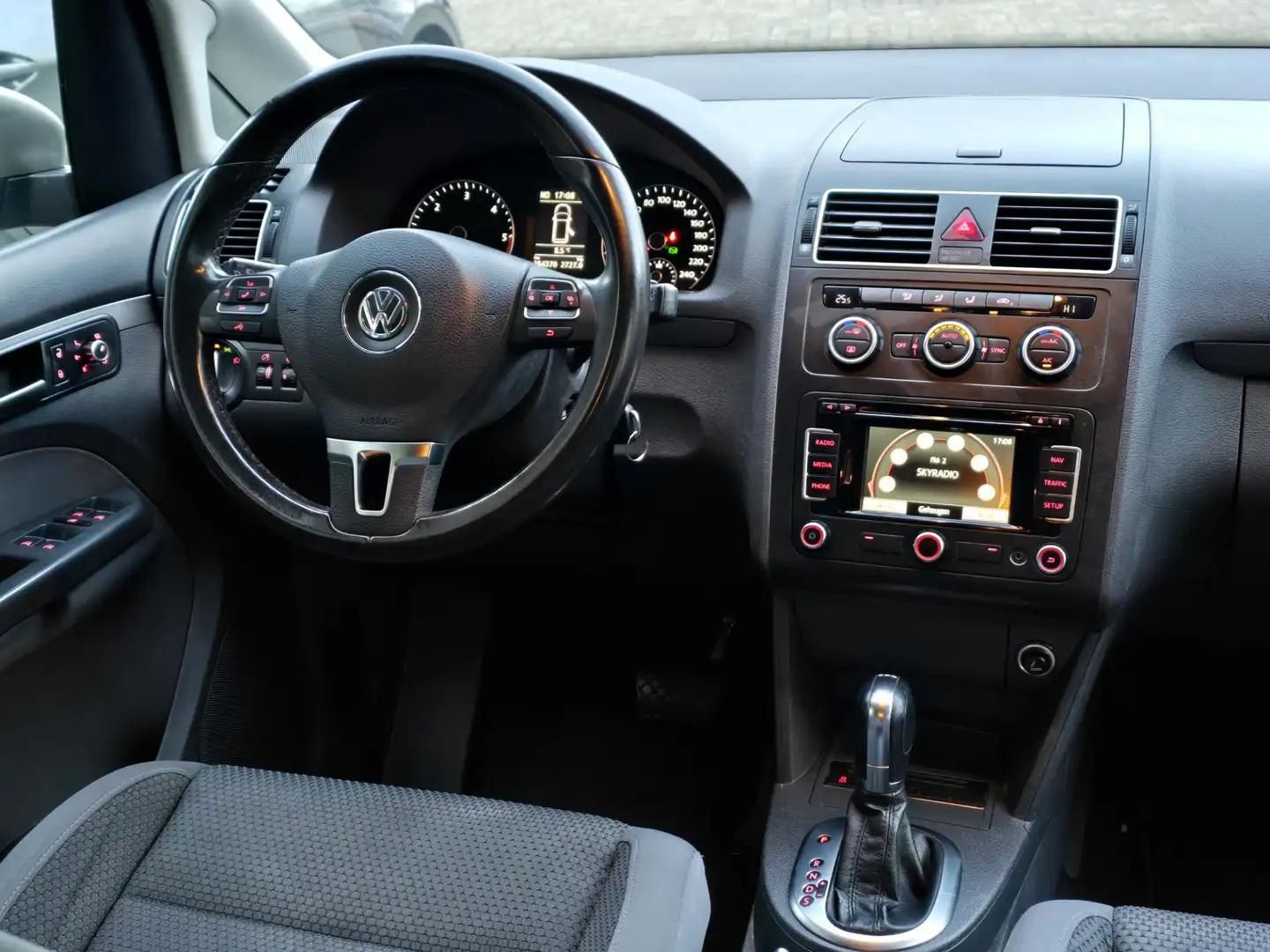 Volkswagen Touran 1.6 TDI Highline BlueMotion 7p. DSG|Clima |Navi Grijs - 2