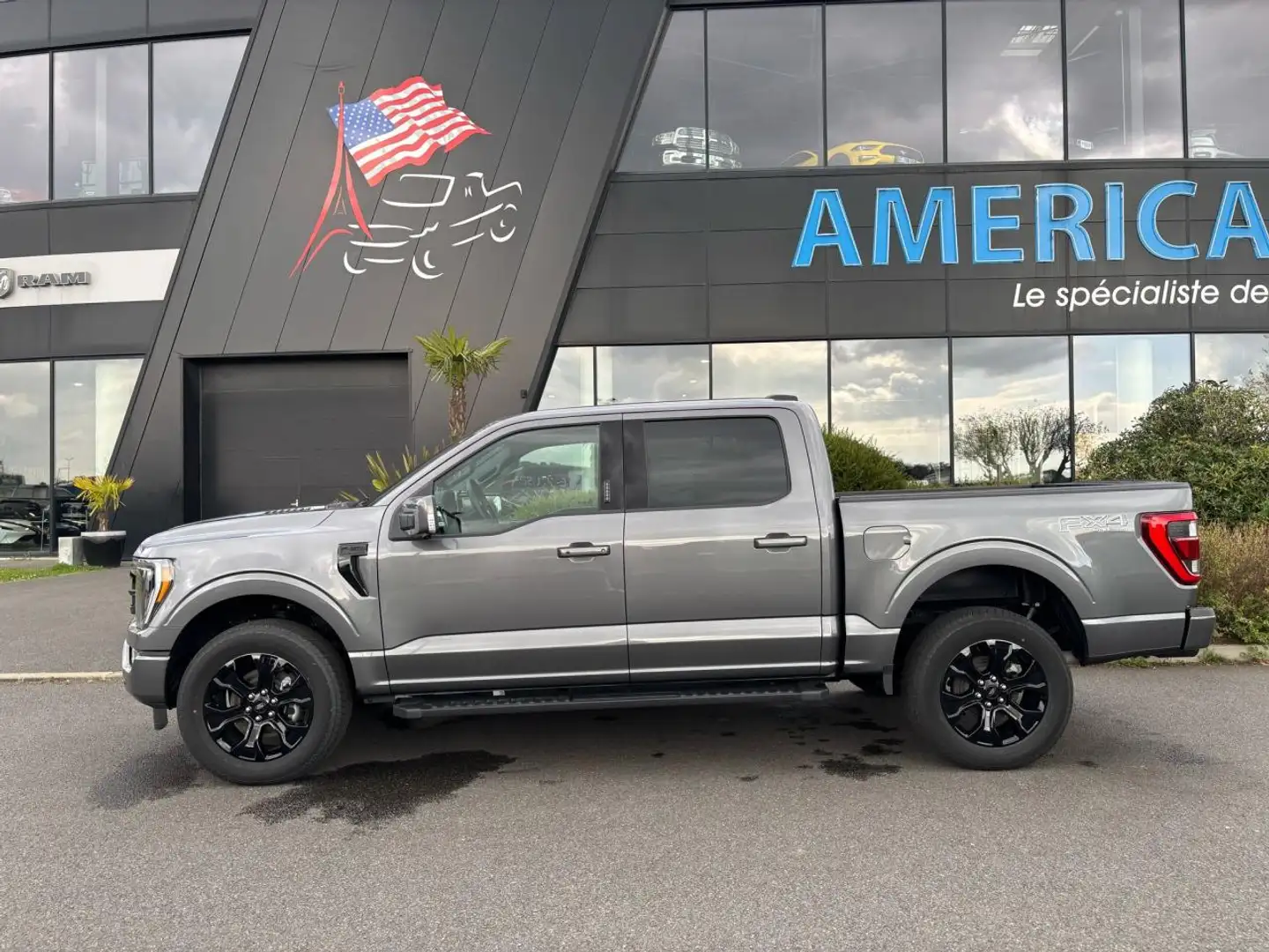 Ford F 150 Supercrew LARIAT Black Package V8 5.0L FLEXFUEL Gris - 2
