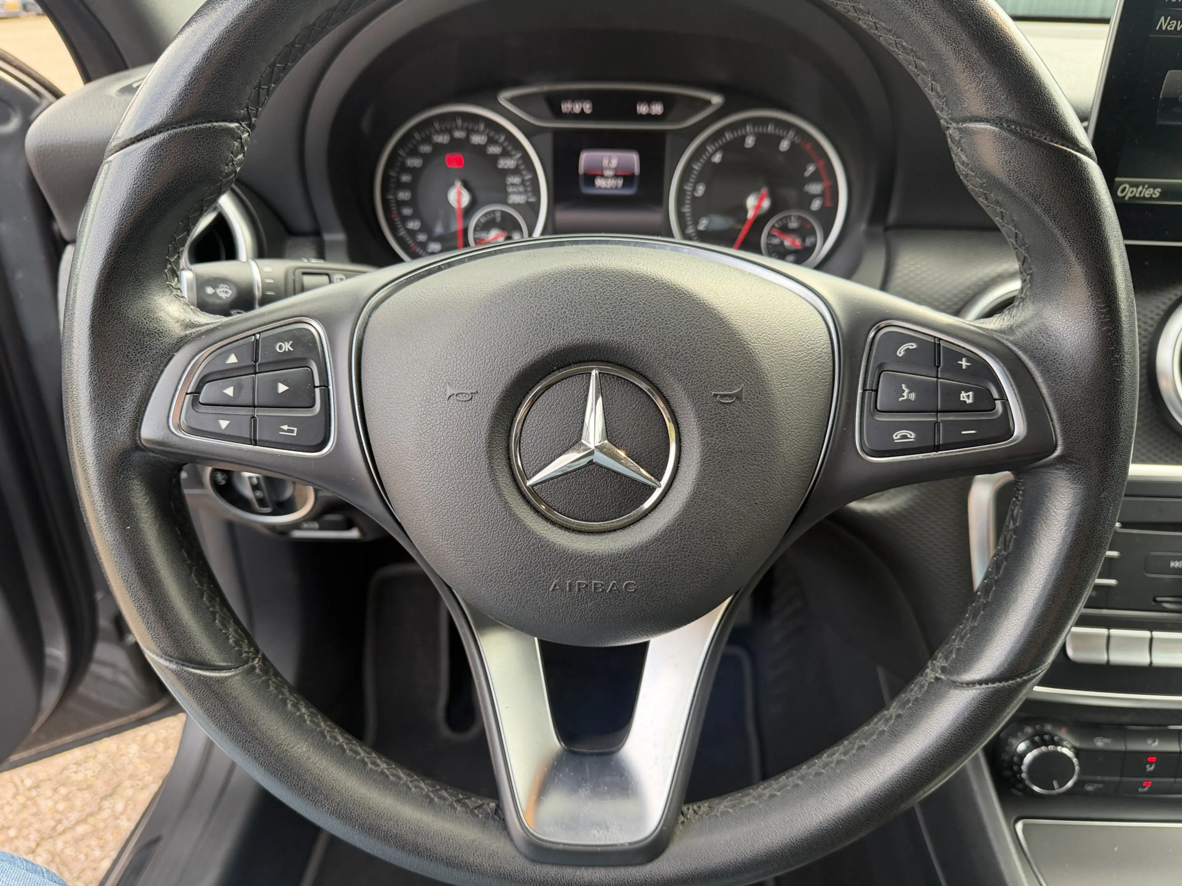 Mercedes-Benz A 180 Business Solution Carplay/Camera/Clima/Cruise/PDC — photo 11
