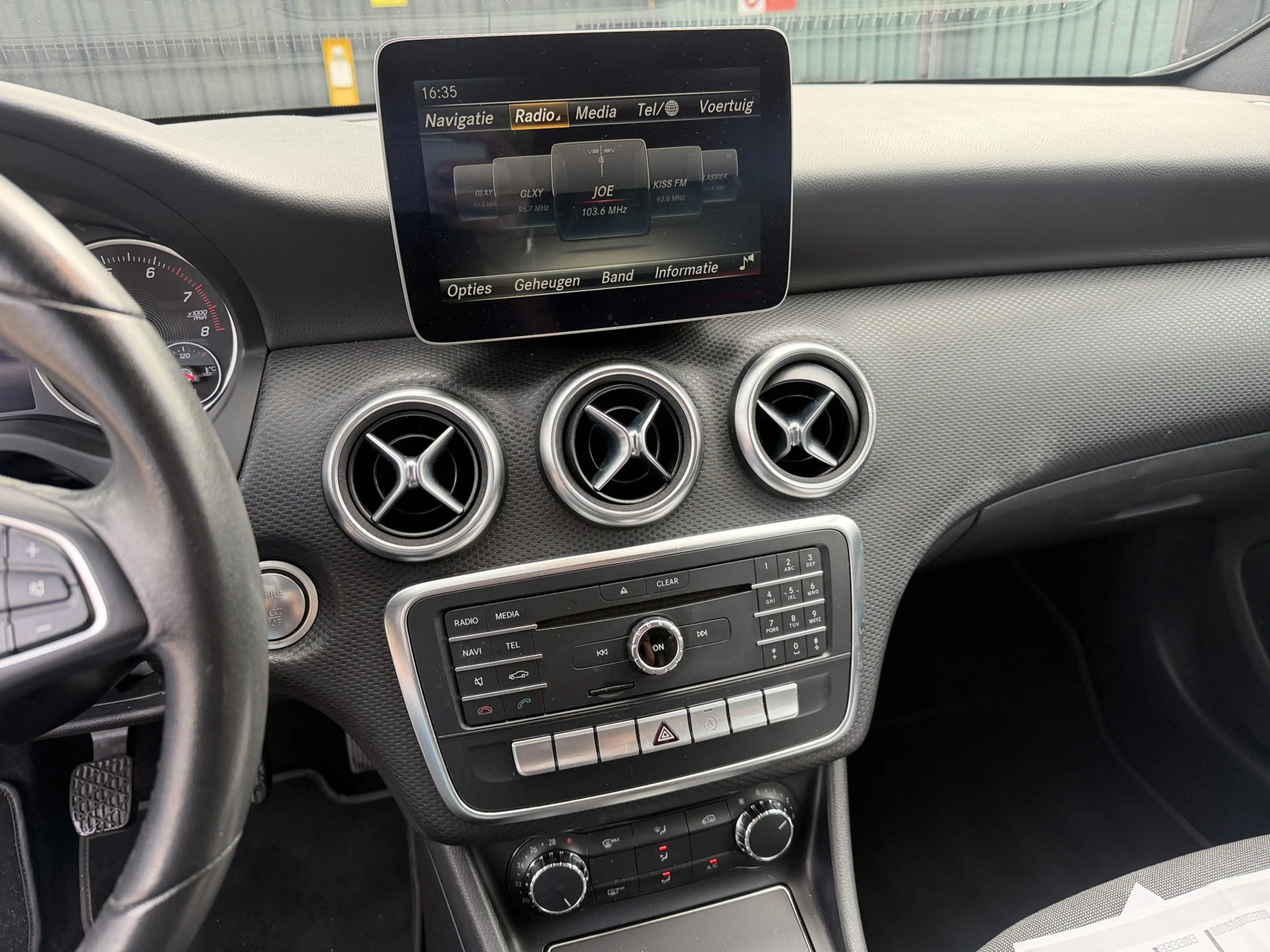 Mercedes-Benz A 180 Business Solution Carplay/Camera/Clima/Cruise/PDC — photo 12