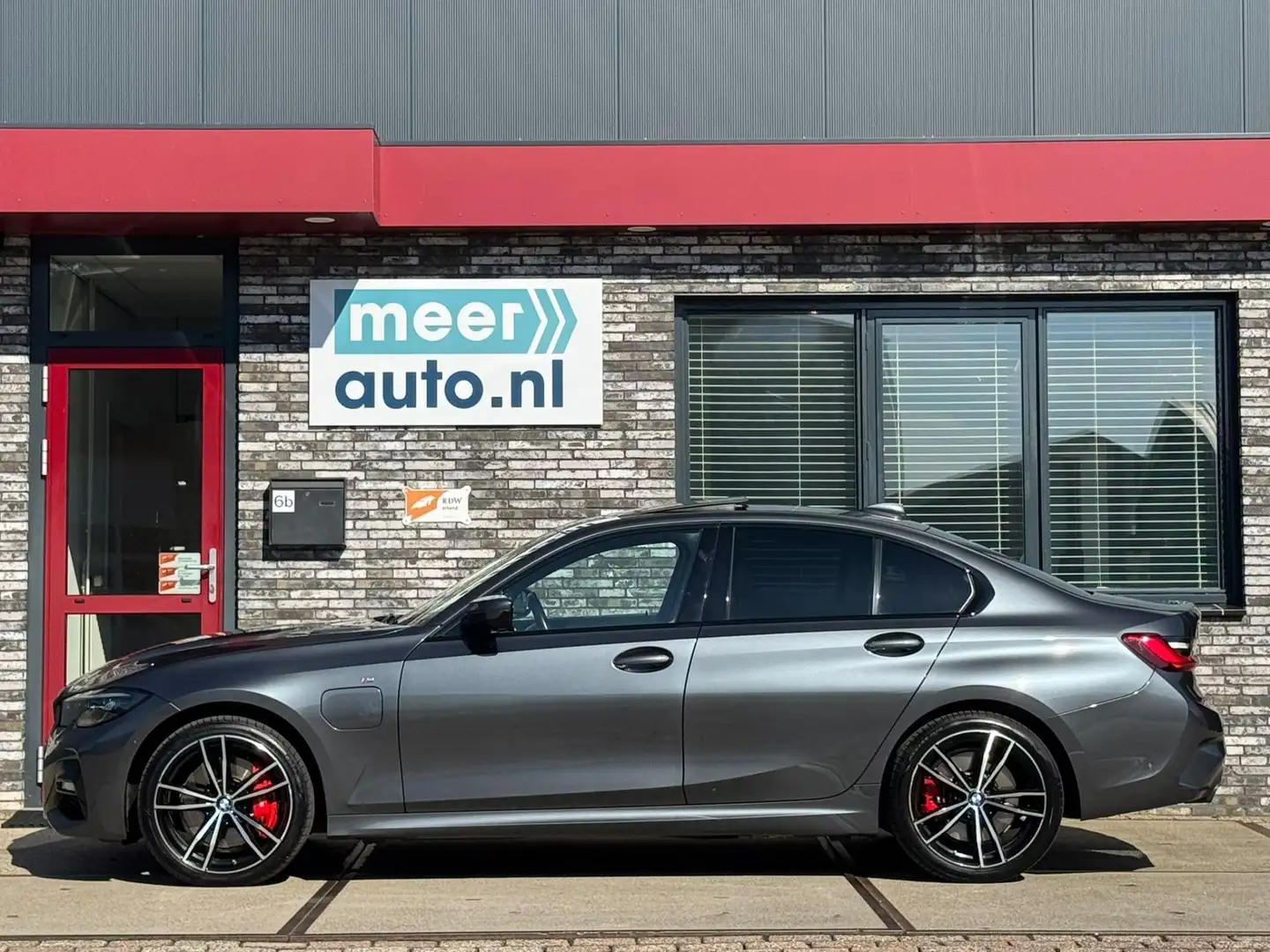 BMW 320 3-serie 320e M-SPORT SCHUIFDAK l LASER l CAMERA l Grijs - 2