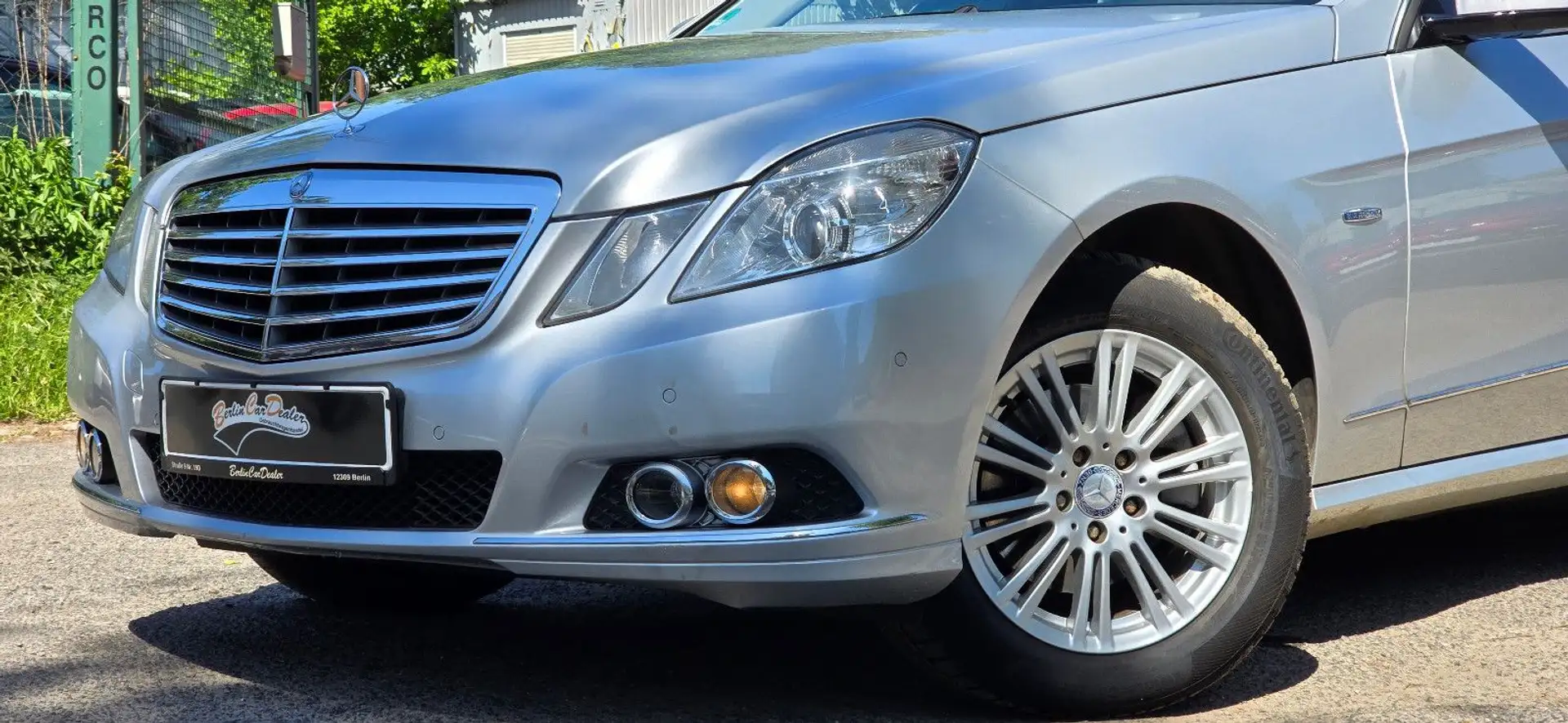 Mercedes-Benz E 200 E200 CGI*TÜV 05/2027*AUTO*KLIMA*PDC*GEPFLEGT* Серебристый - 1