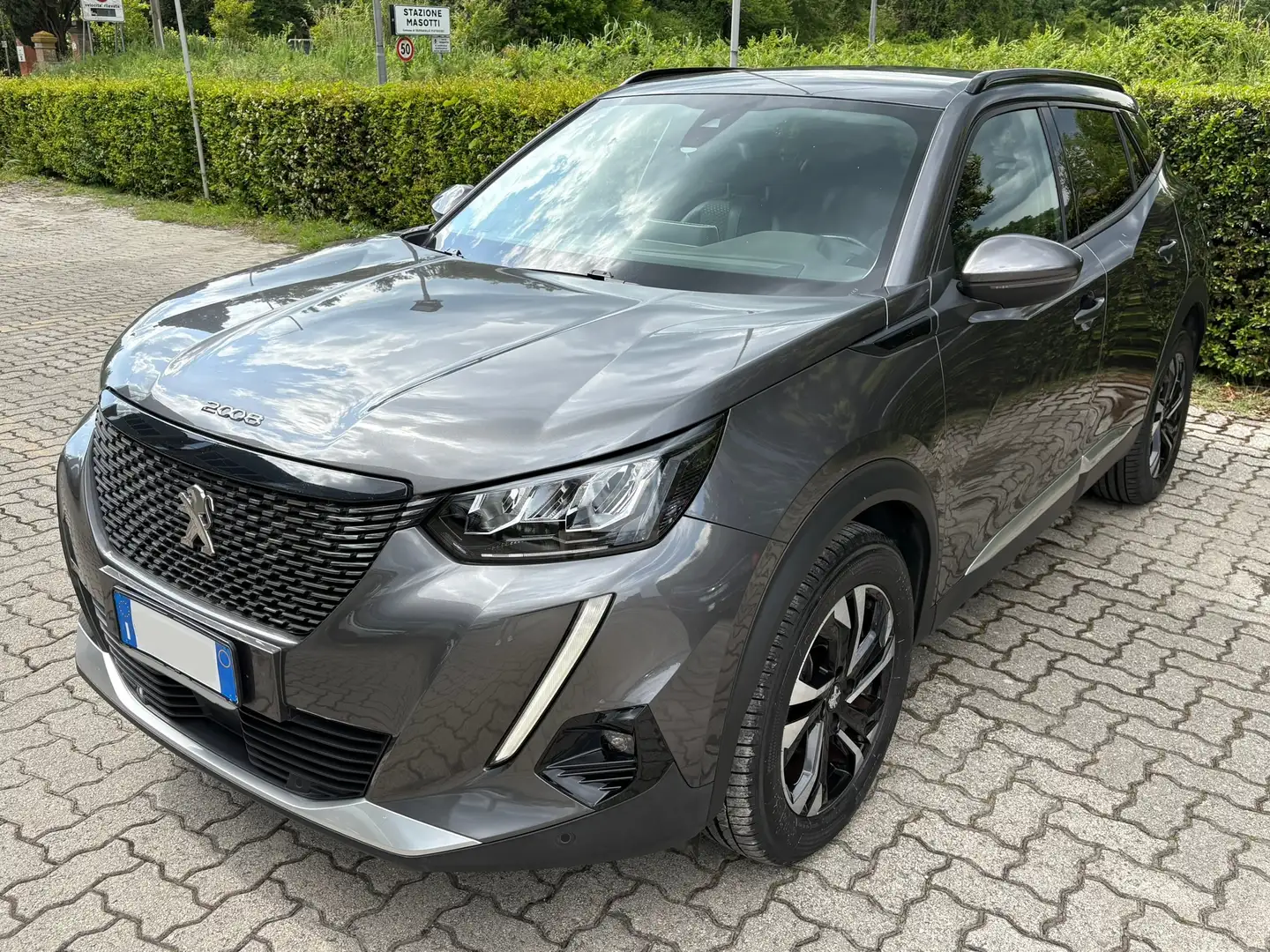 Peugeot 2008 2008 1.2 puretech Allure Navi Pack s Grau - 1