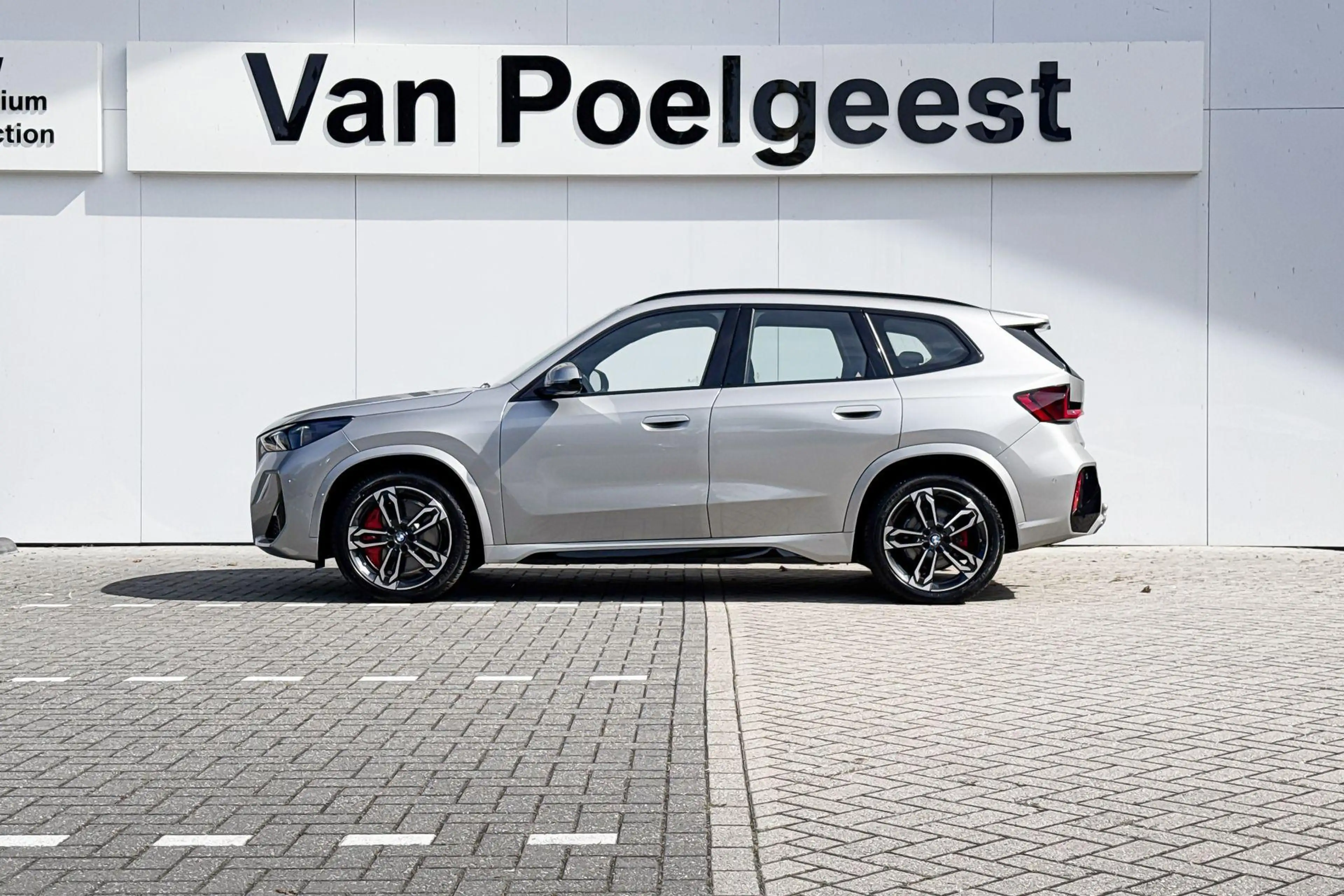 BMW iX1 eDrive20 | 67 kWh | M Sport | Trekhaak | — photo 2
