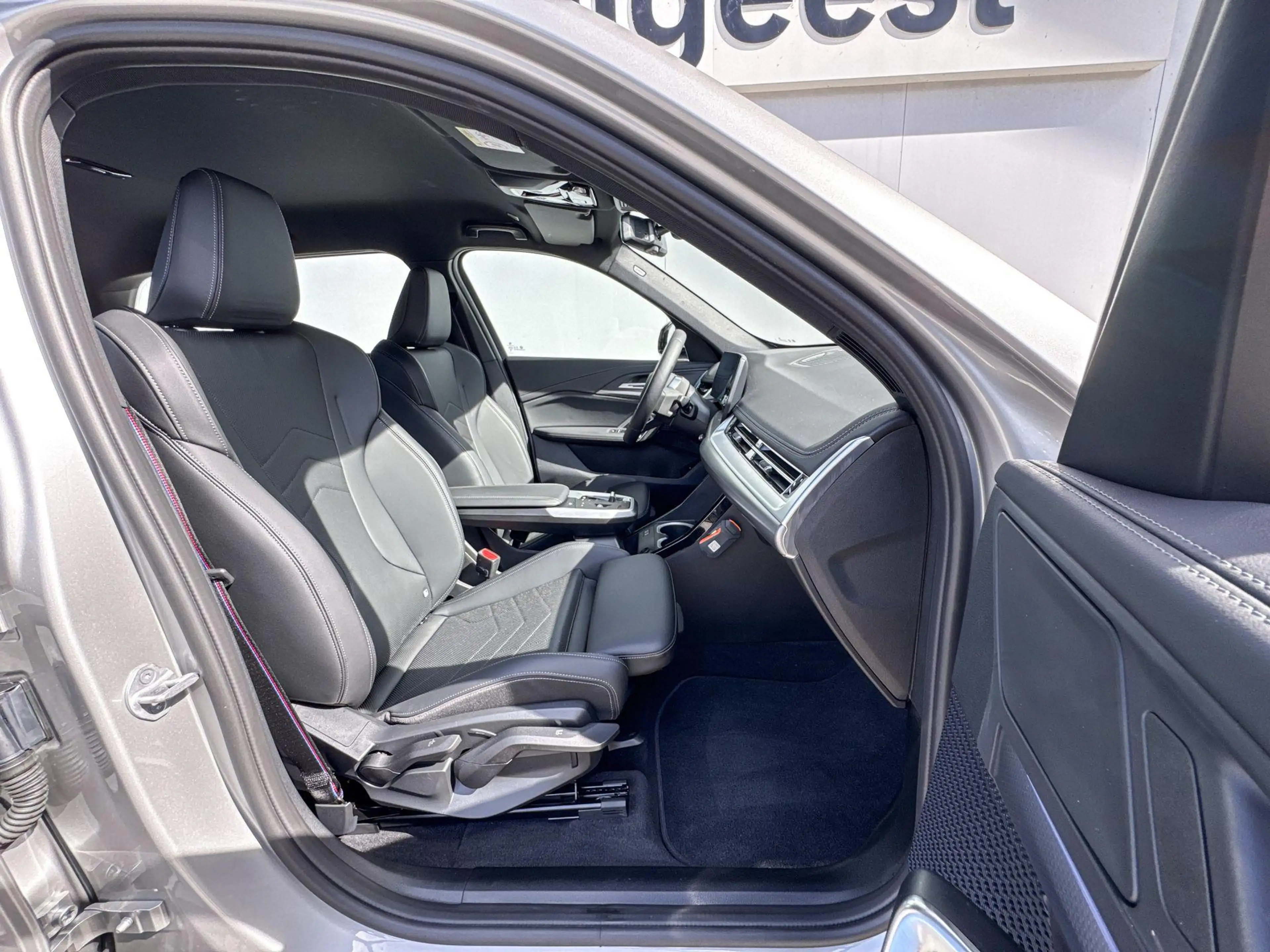BMW iX1 eDrive20 | 67 kWh | M Sport | Trekhaak | — photo 6